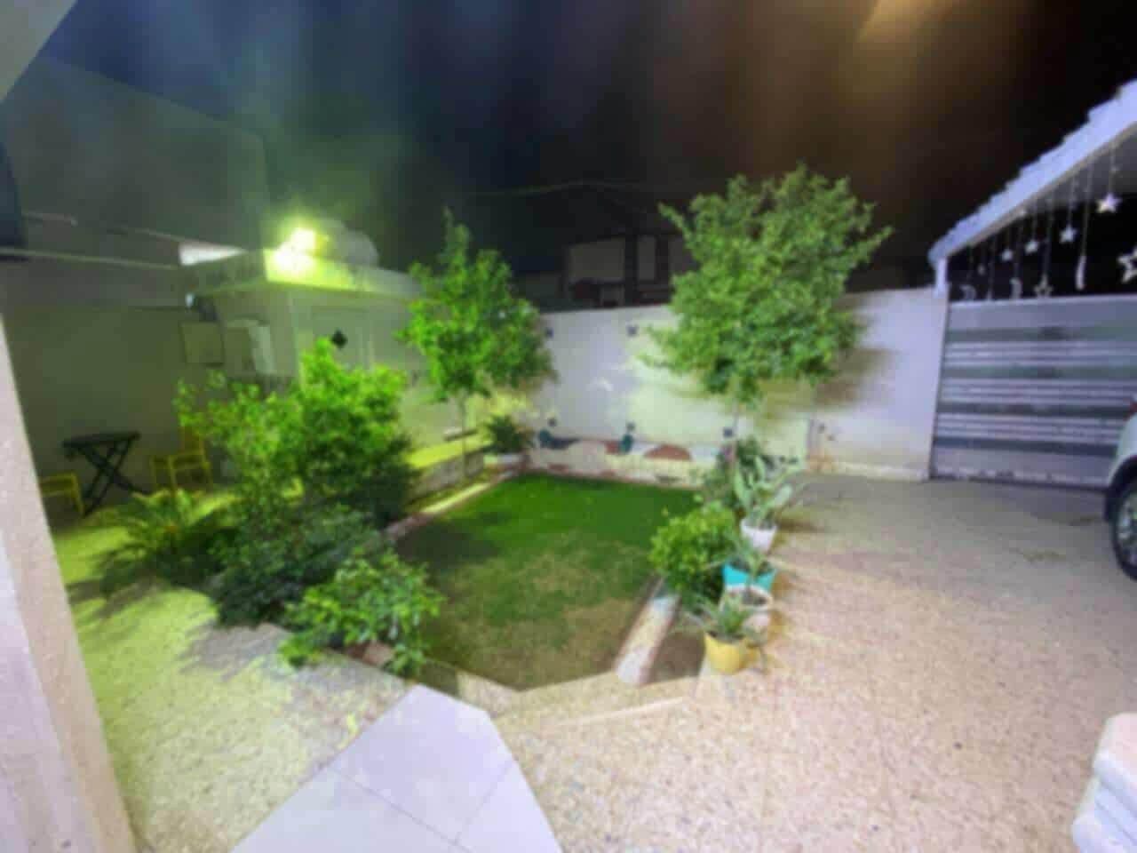 السلام عليكم ورحمة الله وبركاته
بيت للبيع مساحه 240 متر طابو طابق ونص ..
الطابق الاول غرفة نوم 
مطبخ حار وبارد 
استقبال وصاله مفتوحه ع المطبخ البارد 
صحيات عدد 2 خارجي وداخلي
كراج وحديقه 
الطابق الثاني غرفتين نوم وصاله اضافة الى مخزن بالسطح 
الموقع ناحية الوحده قريب ع شارع عشرين ..المعمل 
للاستفسار التواصل ع. الرقم  ***********
