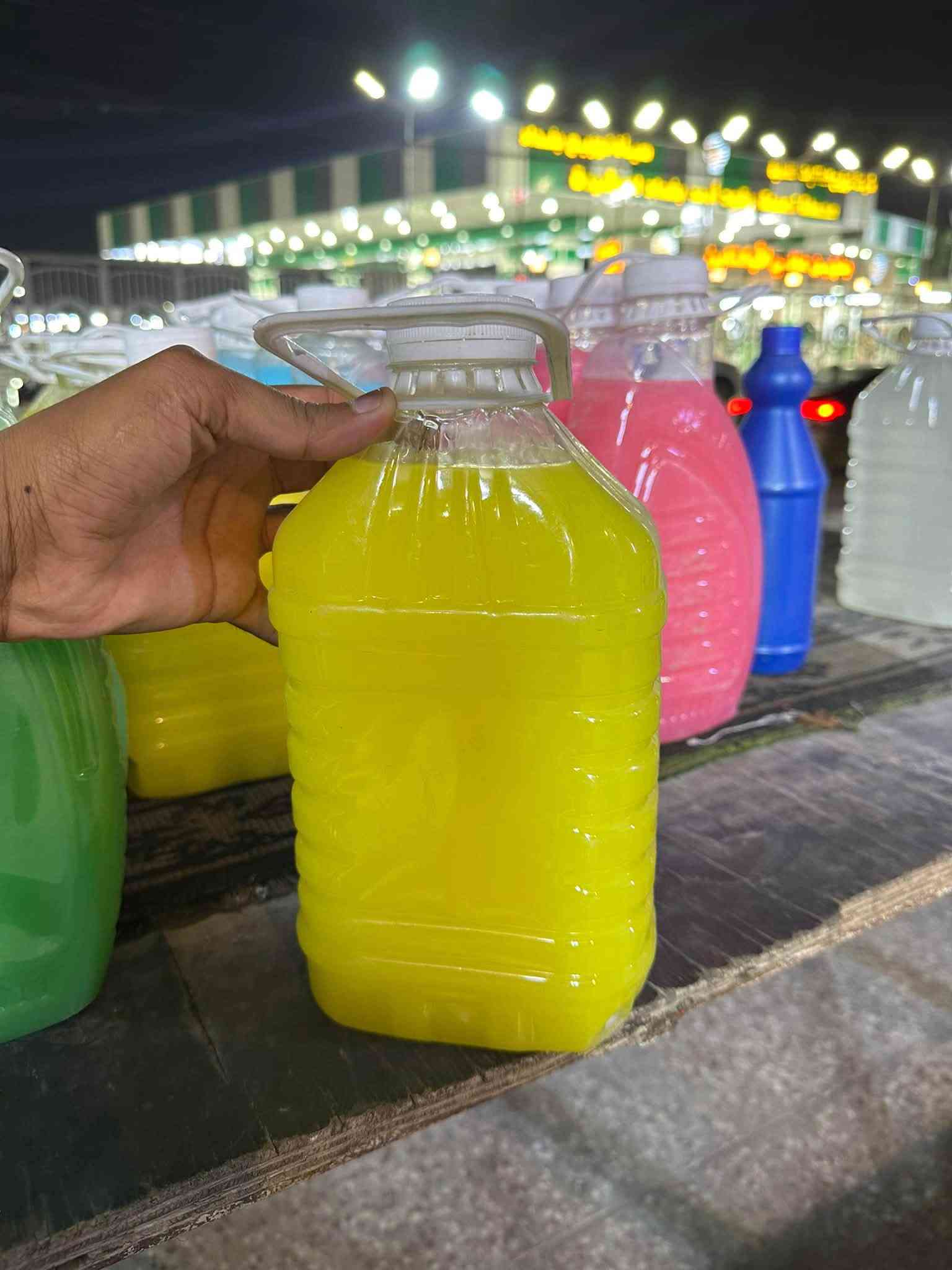 سلام عليكم كلشي  بلمنشور  سعره 1250 توصيل مجاني رصافة فقط 
 
1_ زاهي 2 ونص لتر  زاهي ثخن ورغوه وعطر
2_ معطرات 2 لتر عام 7 انواع 
3_مزيل الدهون 1 لتر 
4_قاصر ابيض 2 ونص لتر
5_ فلاش منظف حمامات وتوليت وزال جميع ترسبات 
6زاهي من ٢ لتر الى 80 لتر  
حجز واتساب ***********

نص مكتوب في الصور:
- fashion Plastic Family Beautiful 100%