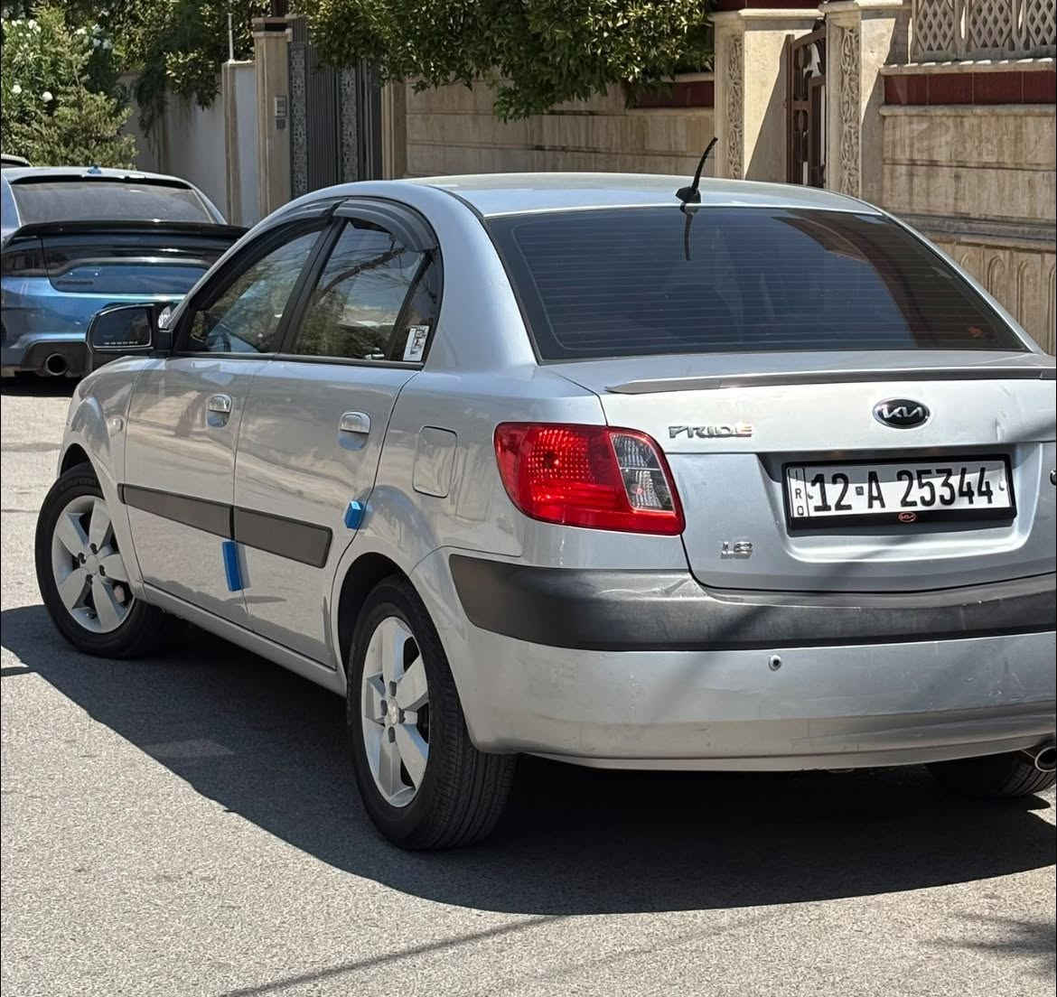 كيا ريو برايد 2008 محرك 1600 سيارة على وضع الشركة خليجي ماخذيها من الشركة  ماشيه 126 الف حيل نضيفة وعليها ادامة كاملة  وماملعوب بيها  فقط محرك بداية صرف. الضرر  صبغ بين البابين اثر طخة ماطور   + مكانتين صغيره معدله بارد  السعر 92 شراي  خابر وتدلل
 ‭***********
