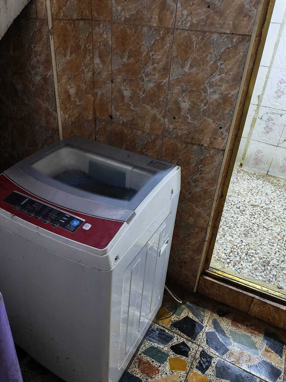 #يوجد_سكن_مشترك_بغداد_تقاطع_درويش
#سعر_النفر ١٠٠ الف 
ثاني بيت عن الشارع العام قريب من السيارات الاجره
البيت يحتوي على 
مطبخ متكامل ( ثلاجه مجمده طباخ وبراد ماء سنك كاونتر كامل الملحقات من موعين وجداري)
هول (يحتوي على تخم وميز طعام)
حمام (كامل الخدمات دوش ومرافق وماء حار بارد)
غرف ٣  (تحتوي على اسره في كل غرفه مبردات وافرشه واغطيه) 
٣ امبيرات مجاني ٢٤ ساعه والباقي من الامبيرات وقناني غاز  والشغلات ستهلاكيه حسب احتياج الشخص كل واحد يتكفل بحتياجه
للتواصل ***********
