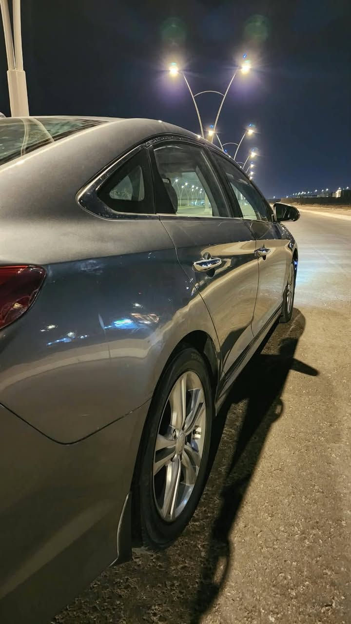 للبيع سوناتا 2018 وارد امريكي حادثهه جاملغ وبنيد وجاملغ الثاني بي كلير بدون شواصي ولا لغود السياره بسمي تحويل ثاني يوم مواصفاتهه فول ماعده الفتحه بصمه ورادارات وكشن كهربأ وهواي مواصفات بيهه مكان السيارة البصره شط العرب السعر 119وبيهه مجال ***********
