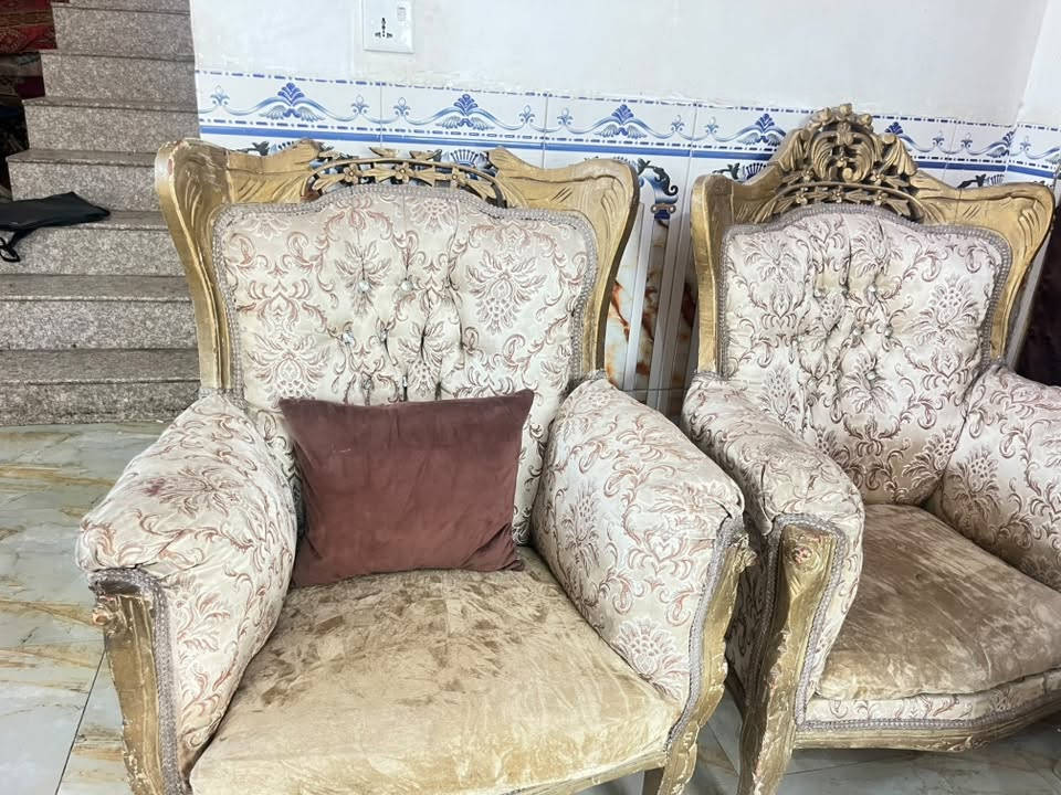 تخم
١٤ نفر 
ثنين ضرر واحد بالتاج واحد مكسور 
سعر ١٠٠ 
***********
