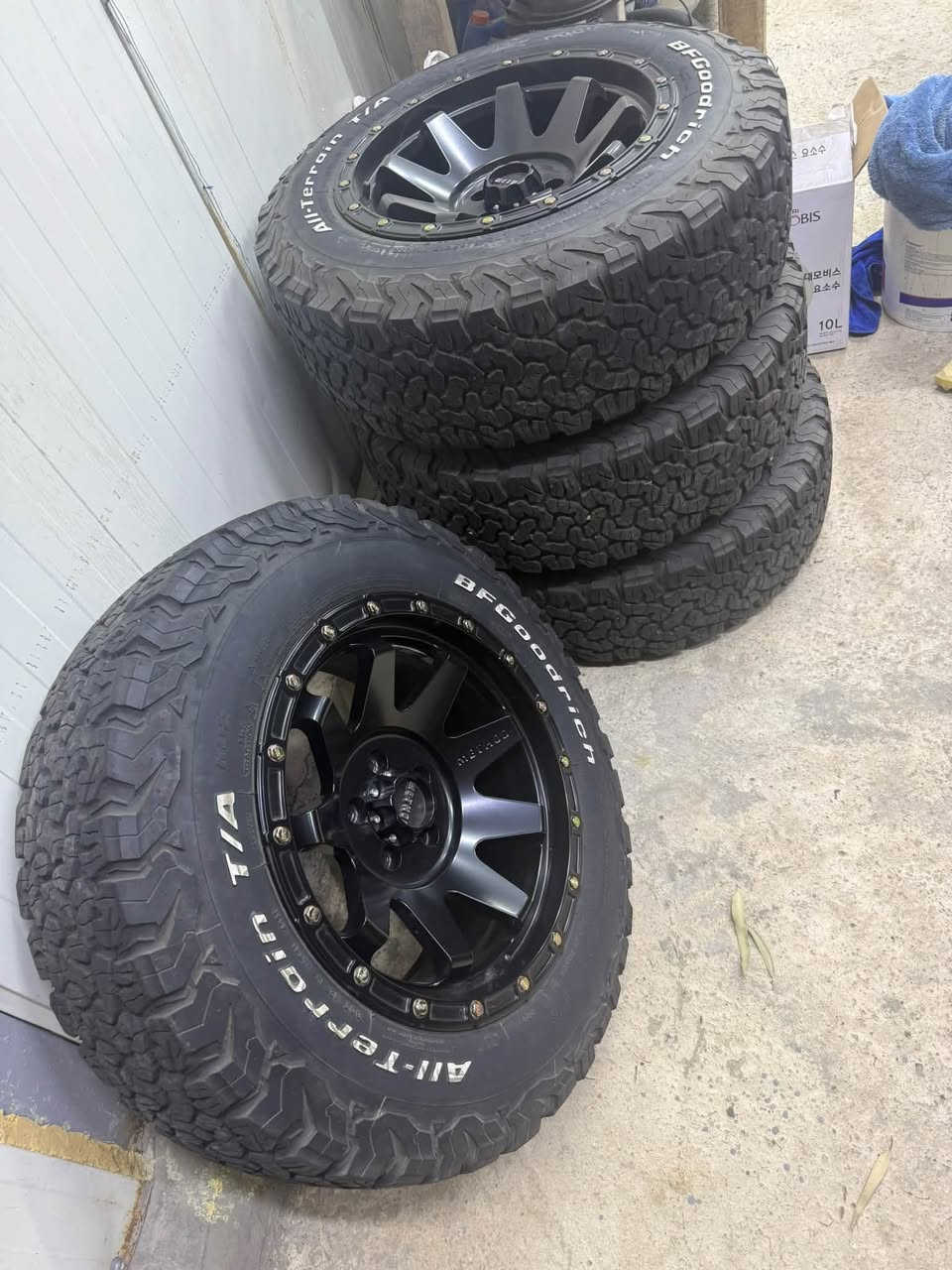 السلام عليكم
للبيع تخم اطارات 

القياس 245/65R17 

قياس ابعاد ستدات الويل 114.3x5 

يرهم على الاندكروز من موديل 2007 الى 21

ويرهم على الرافور ويرهم على هواي سيارات 

الويل ميثود اصلي 

الاطارات bf goodrich امريكي اصلي مو صيني 

الويلات والاطارات بحالة جيدة جداً استخدام اقل 5 الاف كيلو 

مكانهن بغداد 

السعر 750$ 

للاستفسار ***********
