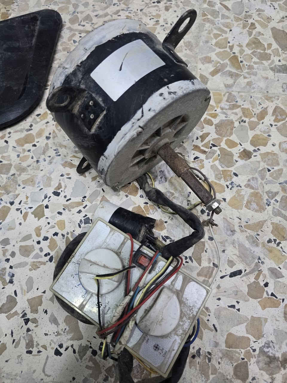 للبيع ماطور كونفيره كبيره شغال مابي اي شي هو ووايراته وسويج التشغيل سعره ٣٥ الف مكاني الحسينيه ***********
