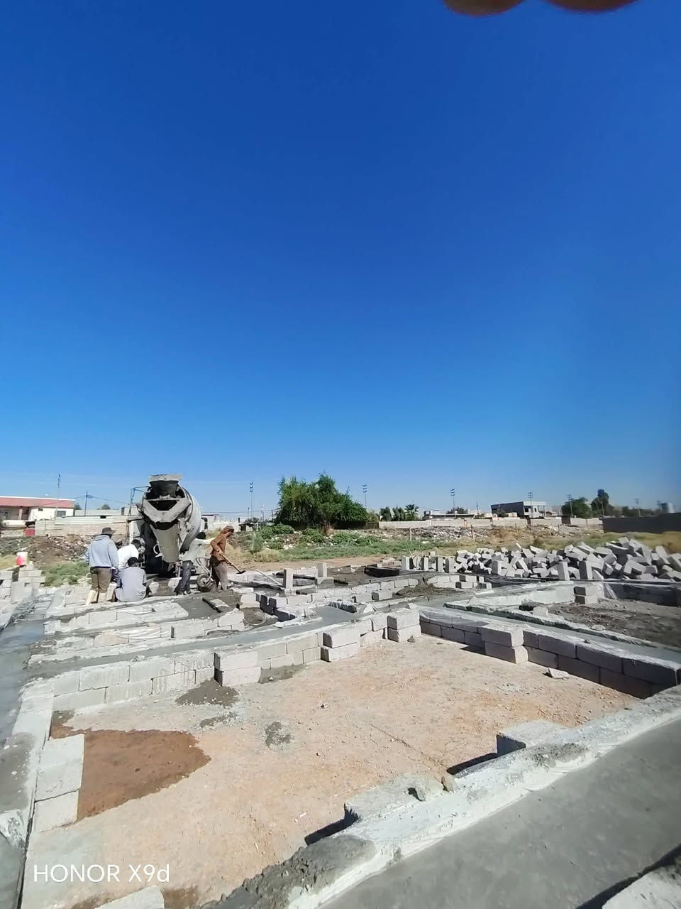 اسلام عليكم يوجد لدينا صب جاهز اوصب مركزي بأسعار مناسبة مع شقل رقم واحد تريد بلمتر تريد بلمكعب تريد شقل كطعيه عندك صبت حوش اوعندك داير مال بيت اوعندك قدمت بيت اوعندك صبت كاشي او سيراميك اوصبت لاش احنا حاضرين بتجهيزكم تم صب ارضيه كاشي او سيراميك  في ناحية القيارة وهذا من فضل الله الخاص مقلق اتصل ودلل (***********) عمار ألمحمدان

نص مكتوب في الصور:
- HONOR X9d