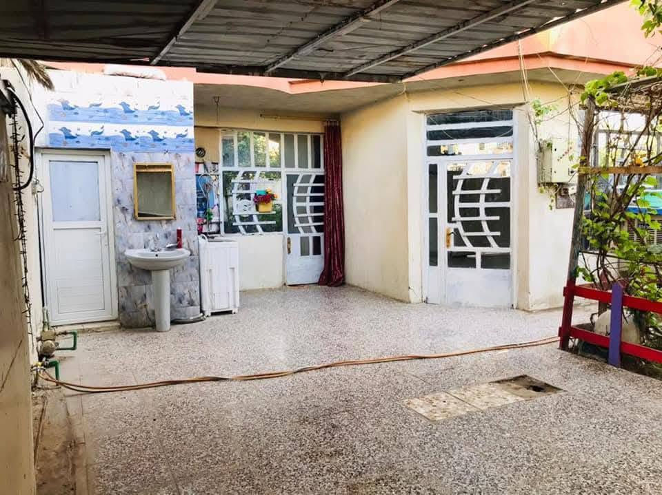 مرحبا بيت زراعي سند 25 مساحه 200 متر ويا 50واقع حال يعني 250 طابق ونص 5غرف نوم مطبخ وستقبال وحديقه وكراج ويطل على شارعين مكان زعفرانية نهاية شارع المعهد قرب جامع المصطفى سعر130 عارضه اقل من قيمه البيت والمنطقه لين مستعجل على البيع *********** واتساب ***********
