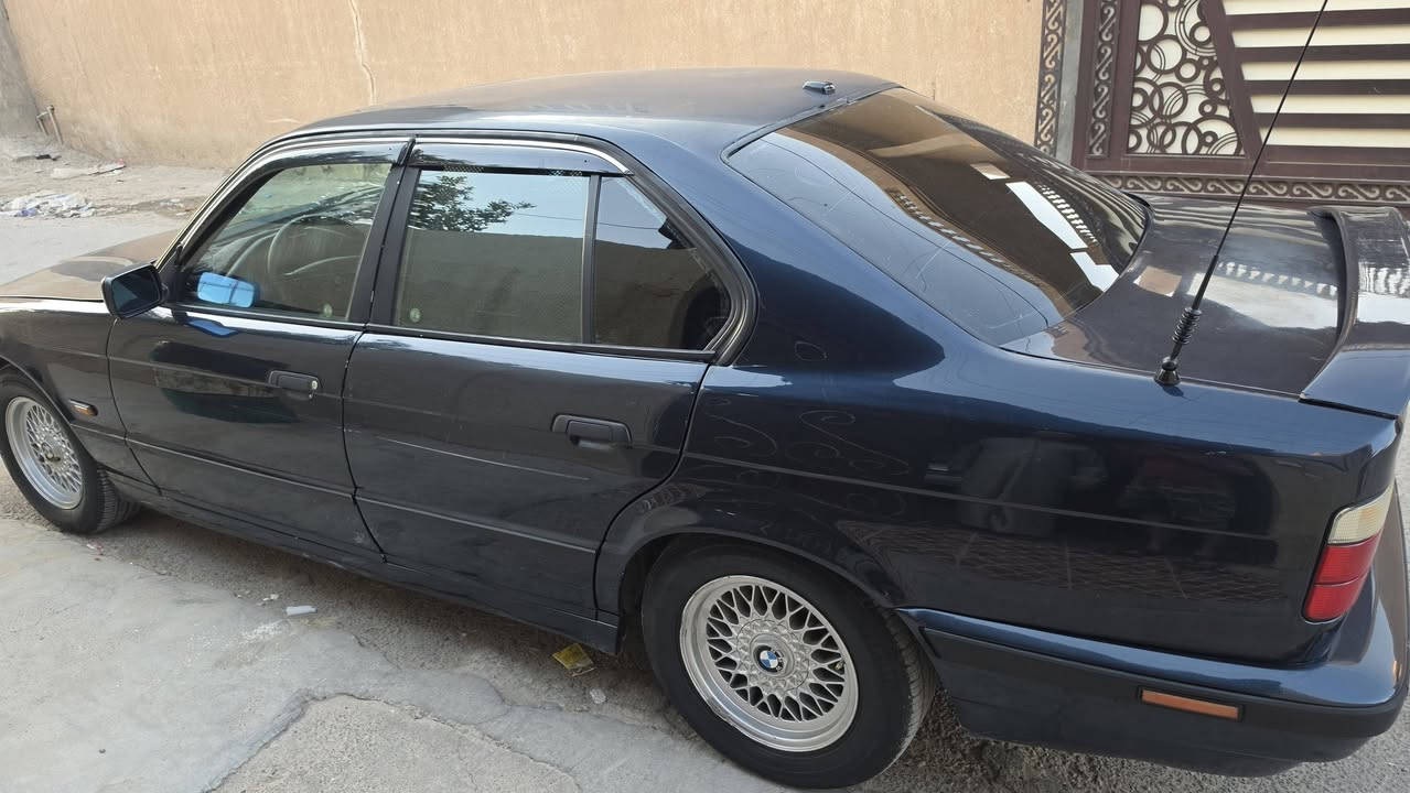 السلام عليكم 
للبيع 
BMW 540i
موديل ١٩٩٣
بسمي تحويل ثاني يوم 
نيلي الداخل اسود جلد مطعم صاج 
دبل ايرباك 
كير مكينه خير من الله 
تبريد ثلج 
السياره بيها طخه جاملغ ايمن 
اربع جامات كهرباء 
سلايت 
٧٠ وبيها مجال 
مكان السياره تكريت 
***********
