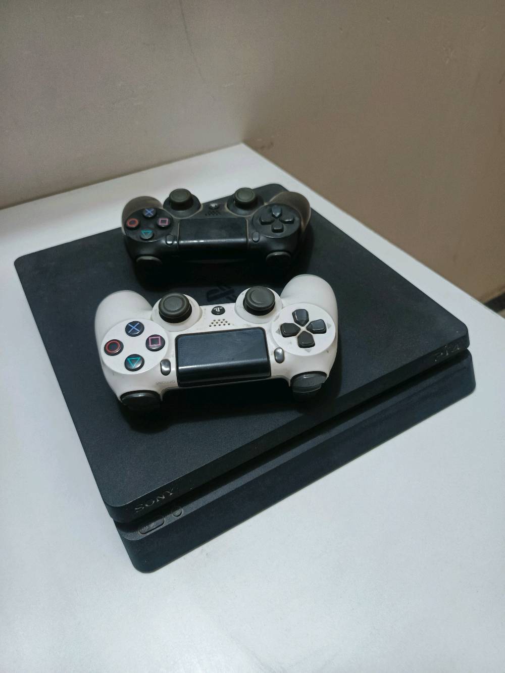 سلم ps4 نضيف جدا مع ثلاث العاب ويدتين استعمال قليل الجهاز مستعمل استعمال قليل جدا ونضيف حيل مساحتة 500 جيجا وياه قرصين وياه قرص جود اوف وور راغناروك عربيه دبلجة وترجمة وفار كراي فور وحساب بيه نيد فور سبيد هيت ويدتين وحدة بيها درفت بسيط تصليحها 5 الاف سعره 300 الف وياه كل وايراته بدون كارتونه واقبل مراوس ب pc gaming مواصفاته زينه وانطي فرق مكاني بغداد ناحية الرشيد ما عندي خدمة توصيل للمعلومية شباب ترا لعبتين سعرهن 30 ووحدة 25 هوه هسه الجهاز بدون العاب ويده وحدة ونضافة مو مضمونة ينباع 250
