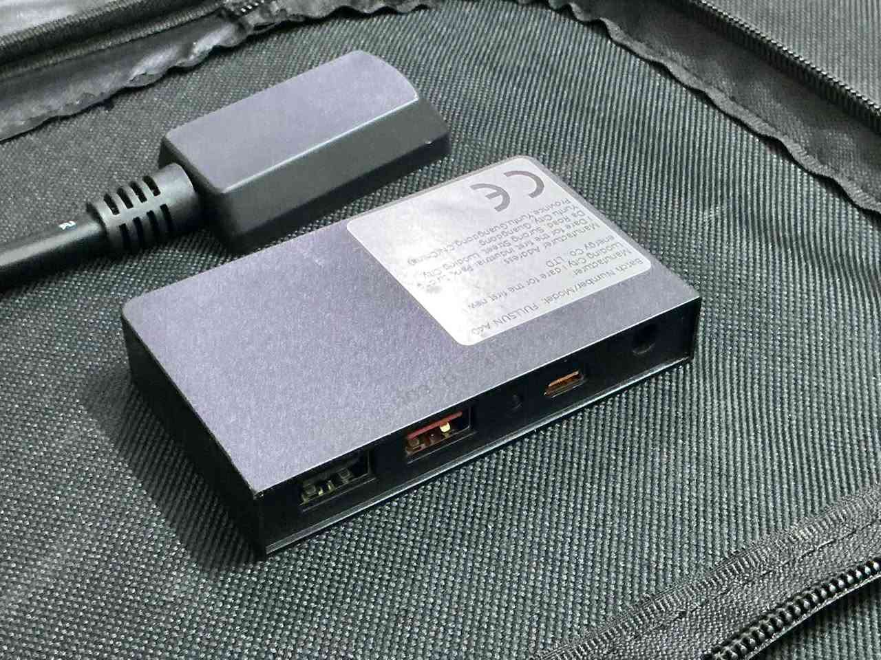 لوح سمسي محمول للبيع  قدره 60 واط
بي منافذ  usb.  وتايب سي لشحن الهواتف الباور بانك
 وبي منفذ dc لشحن باور ستيشن او بطاريات السياره  
 ويختوي على موصلات mc4  موجب وسالب ويمكن ربطه بمنظم شحن شمسي
 يمتاز اللوح بخلايا احاديه البلوره التي تعمل بكفاءه في الاضاءه المنخفضه او في الاجواء  الغاءمه للتواصل رقمي *********** موجود واتساب 
 سعر اللوح 60 الف
