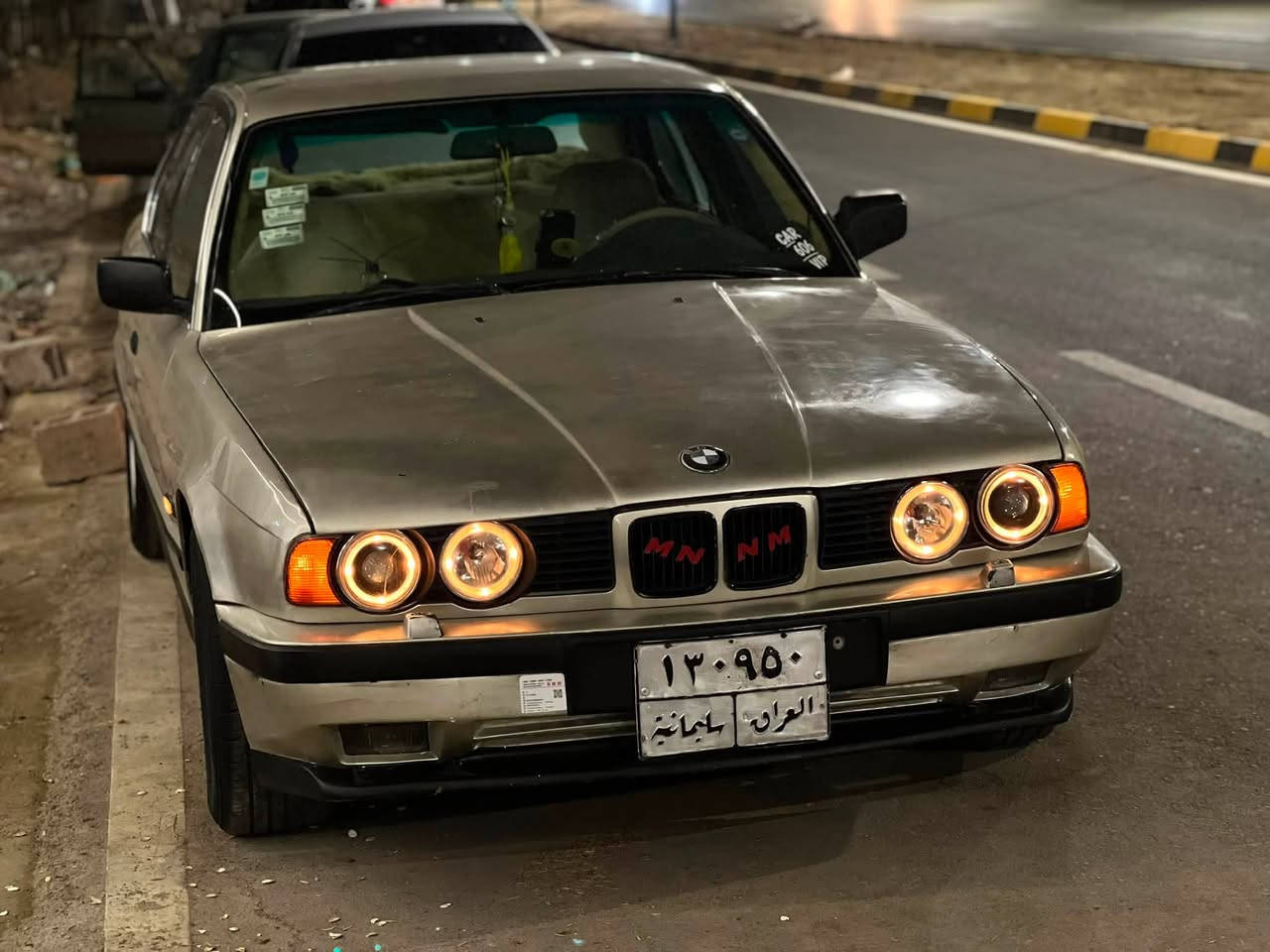 السلام و عليكم….
بي ام موديل 1988 السياره بسمي تحويل ثاني يوم  لون ذهبي مصبوغ عام جماليه بيه طخه بالجملغ الامامي بدون دواخل محرك محور بطة 3000 كير و المحرك بشرط لا صرف لا بخار لا دخان متفتح البونيد فقط لتبديل الدهن السياره خير من الله مال بيت صارله يمنه من 2012 تبريد شغال طقم تاير 80 بالميه جامات اماميه  كهربائي  سعره كلش مناسب 36 و بي مجال بصيط حك جيتك ***********
