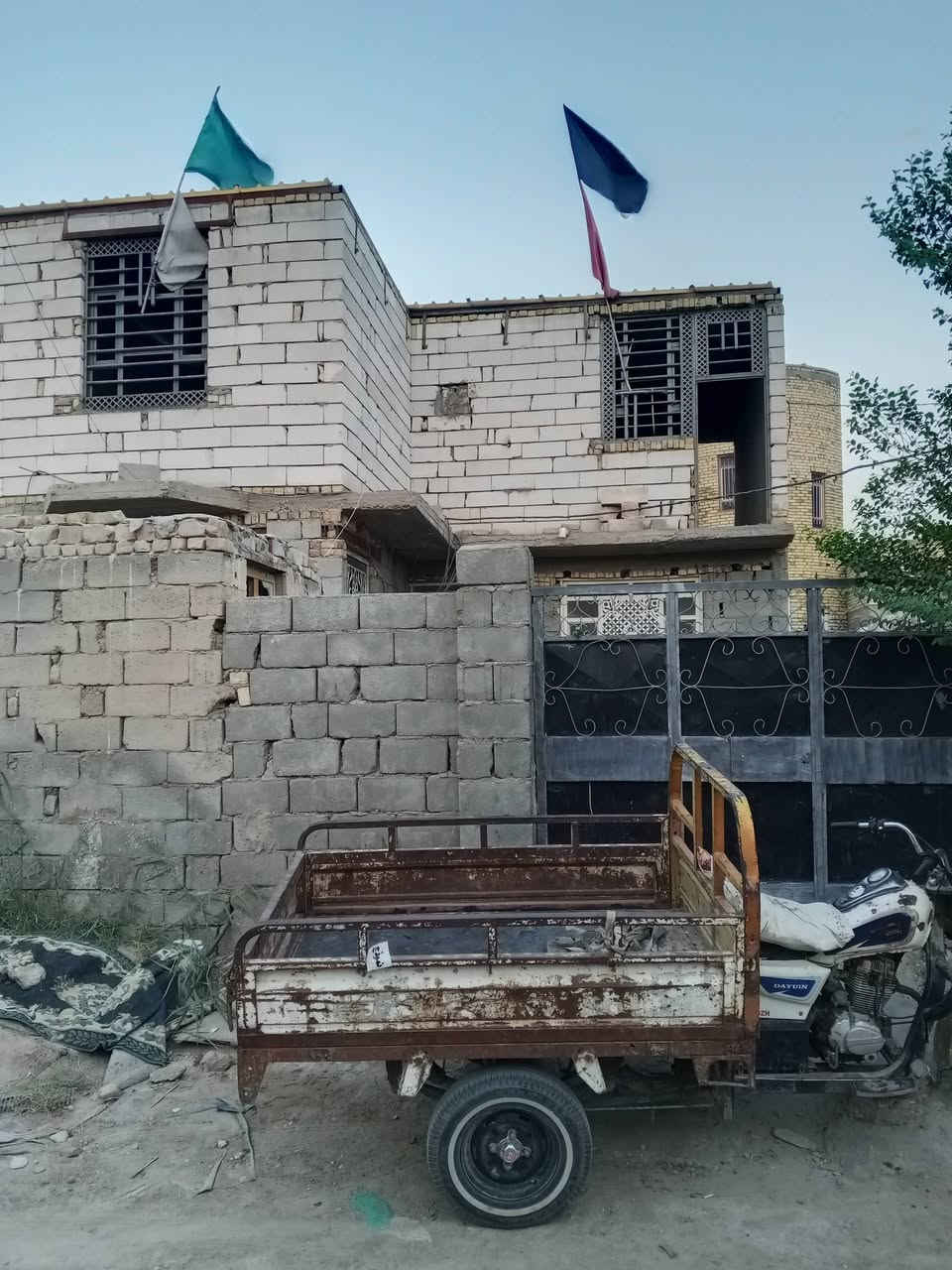 سلام عليكم بيت البيع  يحتوي  الطابق الاول 2غرفتين وصاله ودوانيه ومطبخ وصحيات  مساحت البيت 200متر. 
الطابق الثاني يتكون من غرفه وصاله ومطبخ   
المكان ناصريه حي التحرير  شارع المختار  البيت قريب علاالشارع العام  100متر.     ***********
