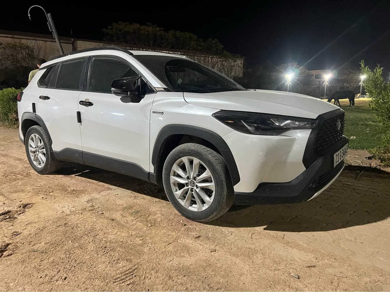 📣 للبيع: تويوتا كورولا كروس (Corolla Cross) موديل 2022 – وارد خليجي (شركة ساس - SAS)
سيارة عائلية هجينة (Hybrid) تجمع بين الاعتمادية اليابانية والارتفاع المناسب للشوارع مع اقتصاد خيالي في استهلاك الوقود.
مواصفات المحرك والأداء:
 المحرك: 1.8 ليتر هايبرد (4 أسطوانات)
 القوة الإجمالية: 122 حصان
 ناقل الحركة: أوتوماتيك CVT بنظام دفع أمامي (FWD)
 معدل استهلاك الوقود: ممتاز جداً (تصل إلى 23.7 كم/ليتر)
المواصفات الخارجية:
 إضاءة أمامية وخلفية LED مع كشافات ضباب
 عجلات ألومنيوم قياس 17 إنش
 سكة سقف (Roof Rail) وجناح خلفي
 مرايا جانبية كهربائية قابلة للطي
 حساسات خلفية وركن
المقصورة والراحة:
 نظام دخول ذكي (بصمة) وتشغيل المحرك بضغطة زر
 شاشة لمس مع دعم Apple CarPlay و Android Auto
 تكييف أوتوماتيكي مع فتحات تكييف خلفية
 مثبت سرعة (Cruise Control)
 كاميرا خلفية وشاحن لاسلكي
أنظمة الأمان:
 نظام التحكم بثبات السيارة (VSC)
 نظام منع إغلاق المكابح (ABS) ومساعد الصعود (HAC)
 نظام مراقبة النقاط العمياء (Blind Spot Monitor)
 وسائد هوائية متكاملة
معلومات السيارة والتواصل:
 المسافة المقطوعة: 120,000 كم
 حالة البودي: بدون صبغ (فقط رصعتين بارد)
 الرقم: سليمانية
 السعر: خاص (على الخاص)
 للتواصل والاستفسار: *********** كركوك, العراق
