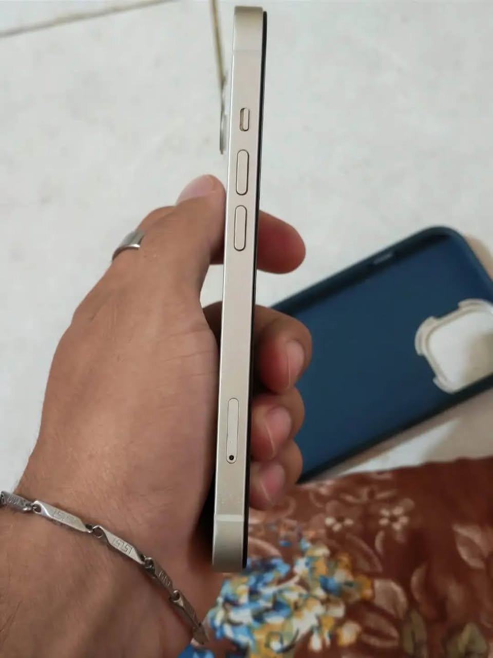 السلام عليكم للبيع 13 عادي لون ابيض نضافه 98 بالميه مبدل شاشه وبطاريه كاميرا عاطله وسماعه الاتصال عاطله الباقي شغال قيم بما يرضى الله مكاني غزاليه الكفائات واتس اب ***********
