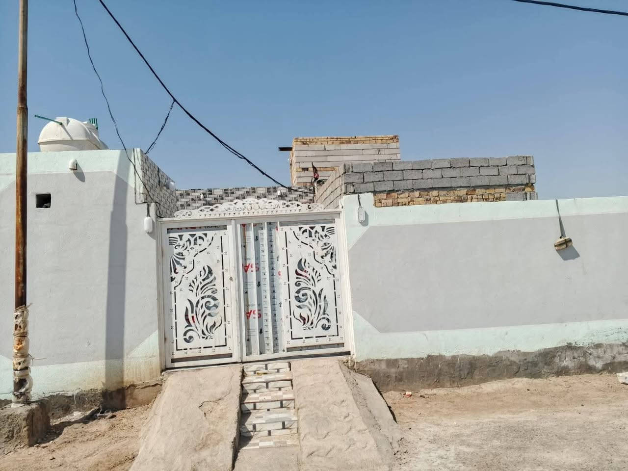 السلام عليكم 
🏠 إعلان بيع منزل (بناء حديث ونظيف جداً)
​المساحة: 200 متر  ( زراعي)
الموقع: بين الحمزة والمنصور (يقع تحديداً في منطقة المنصور)
​📋 تفاصيل ومواصفات البيت:
​الغرف: غرفتين نوم واسعتان وبنيان حديث.
​الاستقبال والصالة: صالة معيشة مريحة + براني (هيكل غير مكتمل).
​المطبخ: مطبخ مرتب وعصري.
​الصحيات: صحيات داخلية وخارجية مكتملة.
​المرافق الأخرى:
​ممر جانبي بعرض مترين.
​درج صعود إلى السطح.
​طارمة (حوش) كبيرة.
​ملاحظة: البيت بنيان جديد ونظيف جداً .
​💰 السعر ومعلومات الاتصال:
​السعر: مناسب جداً (قابل للتفاوض للجادين).
​للإستفسار والحجز، يرجى الاتصال على الرقم التالي:
📞 ***********
