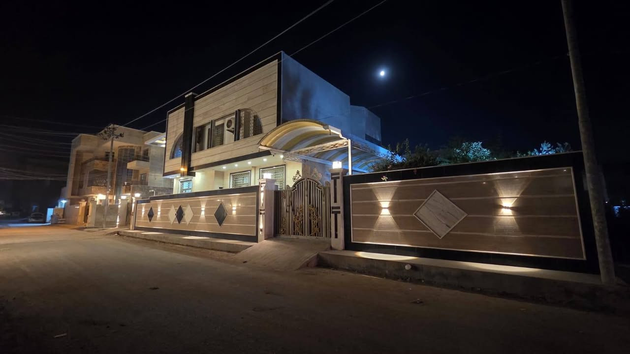 🏠 / اعلان...اعلان...اعلان...اعلان

 دار للبيع مساحة 600 م  طابو زراعي (ملك صرف) بأسم صاحب الدار واجهه 20 نزال 30 (((ركن))) 
           
🧱 الدار بناء حديث(6) غرف نوم
الطابق الاول:؛  غرفتين نوم احدهما سويت +استقبال عدد(2)+مطبخ كبير حار وبارد + مخزن للمطبخ+ هول وسطي كبير + مجمع صحي + كراج للسيارات عدد(2)+ حديقه كبيره+   مكان للشواء
الطابق الثاني:: 
(4) غرف نوم (2)منهاماستر + مخزن للاغراص الزائده كبير + مجمع صحي
#ملاحظه::  واجهة البيت والسياج مغلفه بالمرمر كما موضح بالصور  ومساحة البناء 450 متر

🌎 الموقع /  مرانه ( حي حمورابي)  مقابل المدهش مجاور محطة وقود حمورابي يبعد عن شارع 60 بحدود 70 متر سابع قطعه عن شارع 60 تبليط عرض الشارع 10 متر انارة شوارع المنطقه حديثه تعتبر من ارقى الاحياء في الحله

#مكتب_الحسيني_للعقار_ بداية شارع الحسينية من اتجاه شارع 60 مقابل اسواق سيد ماركت ثالث بنايه على اليسار او الاتصال 
 *********** واتس+اتصال
***********
