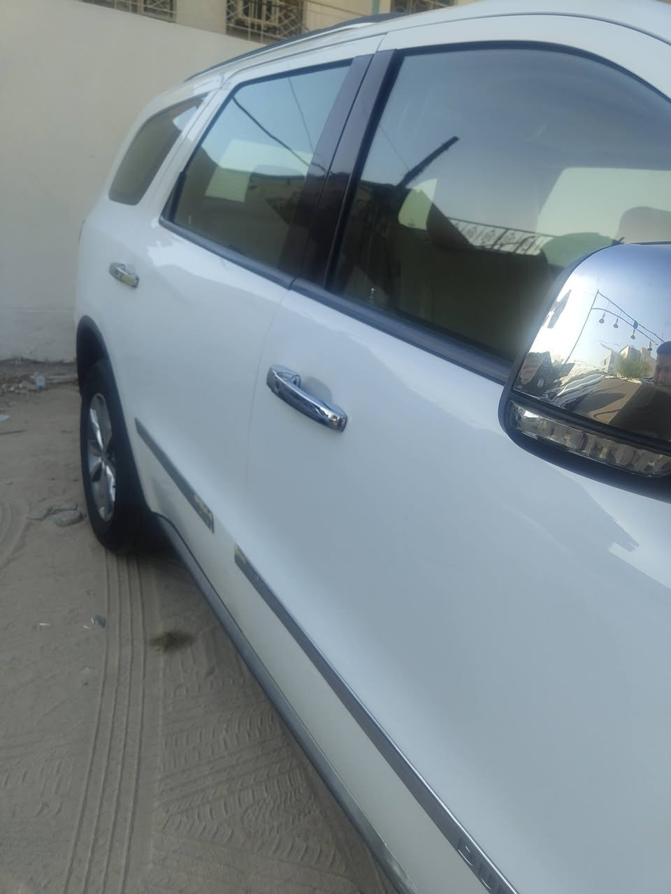 السلام عليكم 
للبيع | دودج دورينكو 2015 لمتد(Limited)

▪️ اللون: ابيض 
▪️ الرقم: بغداد
▪️ الممشى: 210km الف
▪️ المحرك: V6 )3.6L)
▪️ وارد خليجي 

المواصفات: 
✅لمتد السيارة فول مواصفات
✅ نظام AWD فور ويل
✅ فتحة سقف
✅ بصمة تشغيل عن بعد + 2 بصمات
✅ كشنات جلد كهربائية خزن وضعيات

✅ شاشة كبيرة 
✅ شفتات ستيرن
✅ ستيرن كهربائي
✅ تشغيل عن بعد
✅ حساسات خلفية
✅ وضعيات قيادة Sport / Eco
✅ مانع انزلاق
✅ تبريد 3 قطع ❄️
✅ لايتات LED زينو 

📍العنوان: بغداد / الكرادة 

ضرر السيارة :  

الهاتف: ***********

السعر 180 ورقة 

بدون مراوس ⚠️
