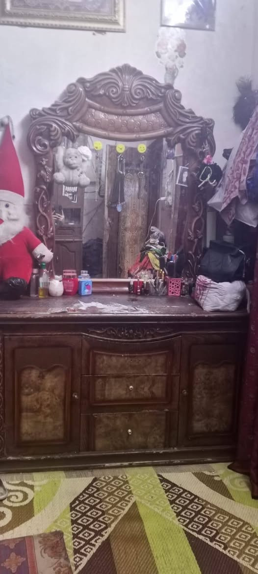 غرفه أخشاب مستعمله السعر 300 وبيها مجال رقم الهاتف ***********
