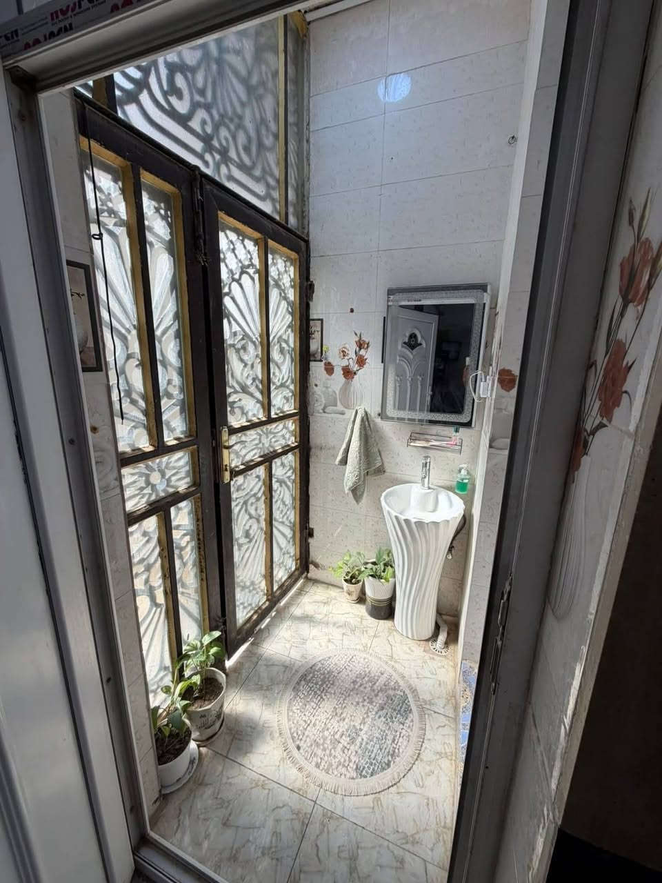 بيت للبيع في الكرامه على اليهوديه للبيع بناء حديث مع محلات المساحه 163 واقع حال 165 واجهه 11 متر طابو زراعي مكون من هول وغرفه ومطبخ وصحيات عدد 3 ومناور عدد 2 و4 غرف نوم طابقين سنتر على اليهوديه الواجهه مع المحلات 18 ونص
#للاستفسار_***********
