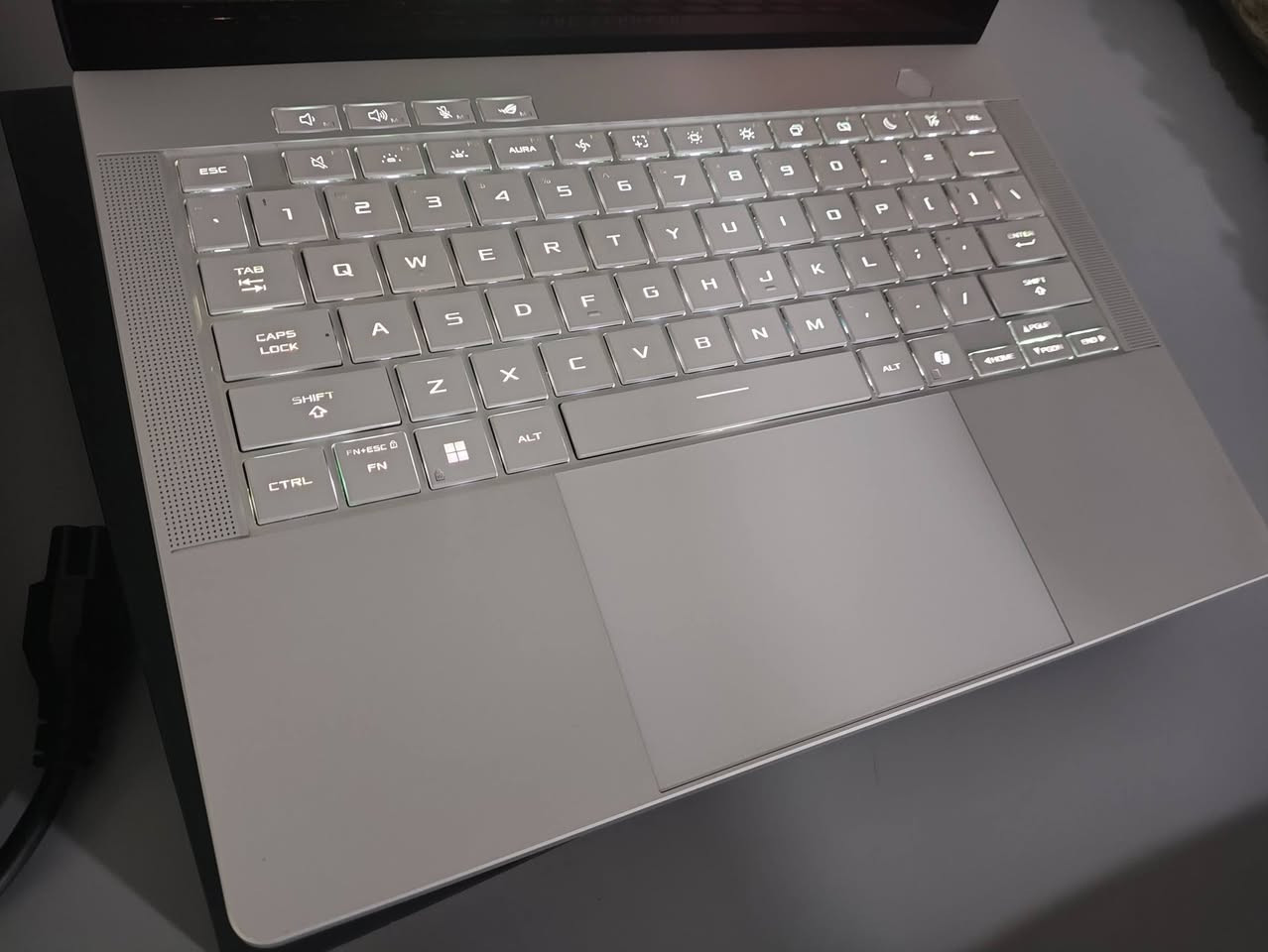 Asus Zephyrus g14 - 2025
* المعالج: AMD Ryzen™ 9 270 (8 أنوية، حتى 5.2GHz)
 * كرت الشاشة: NVIDIA® GeForce RTX™ 5060 (8GB GDDR7)
 * الشاشة: 14 بوصة OLED بدقة 3K بتردد 120Hz
 * الذاكرة (RAM): 16GB LPDDR5X (مثبتة)
 * التخزين: 1TB NVMe PCIe 4.0 SSD
 * البطارية والوزن: 73Wh | الوزن 1.5 كجم
 * المنافذ: USB4 (Type-C)، USB-C، منافذ USB-A (x2)، HDMI 2.1، قارئ MicroSD، ومنفذ 3.5mm
 * الاتصال: Wi-Fi 7 + Bluetooth 5.4
*الكارتونة والشاحنة الاصلية ، الشاشة اي خدش مابيها ولا اي ديد بكسل والنظافة موضحة بالصور

مكاني بغداد
***********

السعر : مليون و 850 الف
