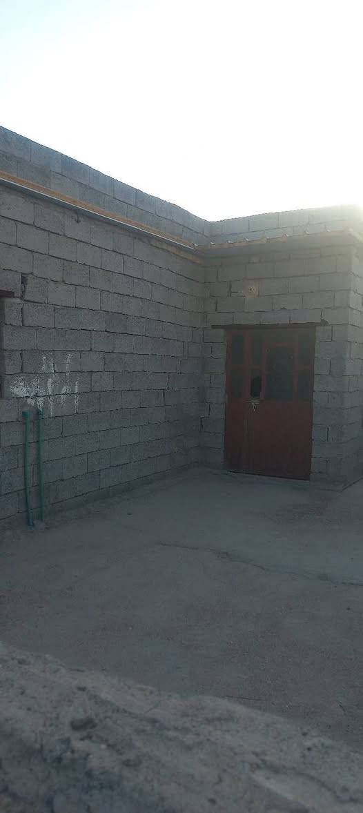 السلام عليكم
بيت للبيع بمشروع اعويد خلف محل ابو محمد 
 مساحه ٢٢٠ متر نزال ٢٠ وجه ١١ و٧٠ 
يحتوي علا غرفتين ٤×٥ /صاله ١٠×٤ مطبخ ٦×٤ /استقبال ٦×٧ وطرمه وحمامات  بيت ملبوخ من الداخل و كامل كهرباء  مي  خط مولد كله جاهز ***********
