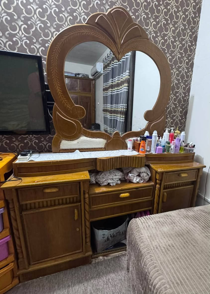 غرفه أخشاب  كنتور طابقين ٦ ابواب +زاويه + ميز تواليت + جربايه + طابوريه الغرفه جديده مابيهه اي ضرر السعر ٦٥٠ الف وبيها مجال 
للاستفسار الاتصال ع الرقم ***********
