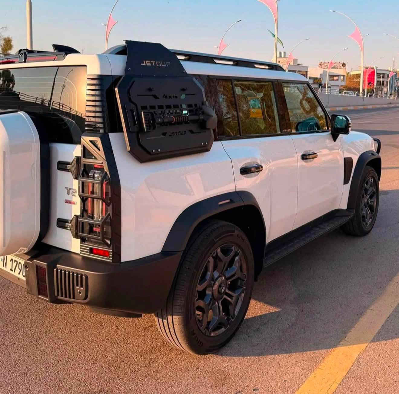 T2LUXURY جيتور
الموديل: 2025
المحرك: محرك 2.0 لتر تيربو 4 سلندر حقن مباشر القوة: 254 حصان
عزم الدوارن : 390 نيوتن-م.
ناقل الحركة: 7DCT - أوتوماتيكي
استهلاك الوقود الشامل 8.83 لتر لكل 100 كم
BorgWarner متطور من AWD نظام الدفع : دفع رباعي
الضمان الأساسي: 6 سنوات وعداد كم مفتوح ضمان المحرك: 10 سنوات او 1,000,000 كم
:مواصفات السلامة
• كاميرات محيطية 540 درجة
• رادار تفاعلي
• نظام التحذير من التصادم الأمامي والخلفي
• نظام تحذير مغادرة المسرب
• نظام المساعدة للبقاء في المسرب
• نظام القيادة شبه الذاتية
• نظام مراقبة النقطة العمياء
• نظام الكبح التلقائي في حالة الطوارئ
• حساسات اصطفاف أمامية وخلفية
• نظام الفرامل اليديوية الأوتوماتيكي (Autohold)
• ماسحات الزجاج الامامي مع حساس تلقائي للمطر
• 6 وسائد هوائية امامية وجانبية عدد
• نظام المكابح المانعة للانغلاق ABS
• نظام التحكم بالثبات ESC
• نظام التحكم بنزول المنحدرات
• نظام مساعد لصعود المرتفعات
المواصفات الداخلية والخارجية:
• شاشة عرض ترفيهية قياس 15.6 إنش
• شاشة عرض معلومات القيادة قياس 10.25 إنش
• نظام ابل كاربلاي واندرويد اوتو
• نظام صوتي فاخر 12 سماعة نوع SONY
• نظام أوامر وتحكم صوتي
• فتحة سقف بانوراما
• مقصورة الركاب من الجلد الفاخر
• مقعد السائق والراكب تبريد
• مقعد السائق والراكب كهربائي
• مقعد السائق والراكب مزود بذاكرة لحفظ 3 وضعيات الجلوس

إنارة محيطية مع إضاءة ترحيبية
• نظام تقليل الضجيج داخل المقصورة النشط
• شاحن هاتف لاسلكي سريع
• الأضواء الأمامية والخلفية أوتوماتيكية ليد (LED)
• نظام التحكم الذكي بالإنارة العالية
• مرايا خارجية قابلة للطي كهربائياً
• ويل الالمنيوم قياس 20 إنش
• نظام الدخول الذكي (بصمة)
• قفل/فتح النوافذ والبانوراما بالبصمة
• مسند الذراع الوسطي مع ثلاجة
• باب الصندوق شفط وبصمة
• وضعيات قيادة متعددة للطرق الوعرة
• دوسات جانبية
• فلتر تنقية هواء N95
*********** 
السيارة فول كماليات ♦️
ممشى 5000كيلو متر فقط ‼️
