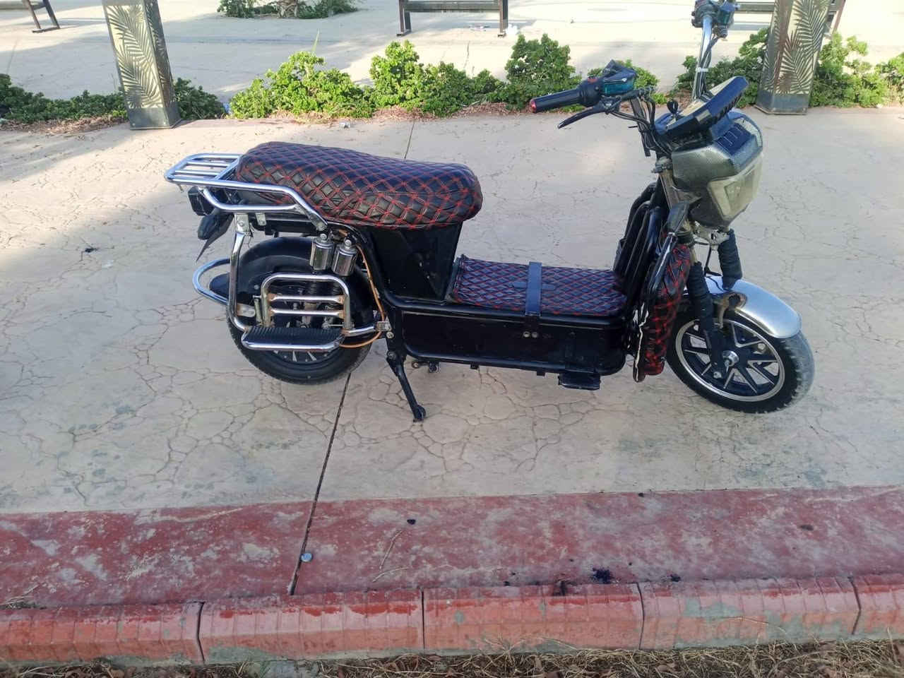 دراجه جبلي للبيع سعر 325موديل 24 بطاريات يقرن 10 كلهن بس بيهن نفخه شويه كهربايات شقاله كله للستفسار ***********
