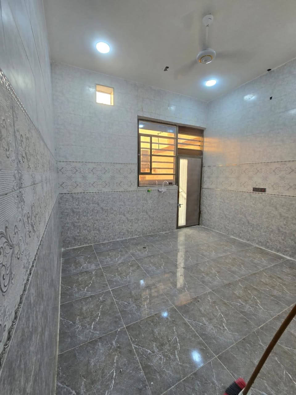 يتوفر الدينا بيوت للبيع في ابي الخصيب حمدان قريب من*********** شارع مركز حمدان طابو زراعي عراقي سند 25وكله ونسخه من طابو مباشر تكاتب معا ابو طابو عراقي موجود يتوفر الدينا اكثر من 5بيوت مساحات البيوت 150م مربع كل بيت يحتوي على 2غرف منام وصاله اوديوان أو مطبخ وكراج وحديقه بيت بناء جديد شغل دراجة أولى جميع الخدمات منطقة متكاملة السعر البيت الواحد 85مليون أو وقابل للتفاوض مكان كلش حلوة على شارع تبليط 10م بيوت جاهزات للسكن تسليم مفتاح فول مواصفات مدارس سوق اومصتوصف إلا ستفسار رقم الهاتف ***********
