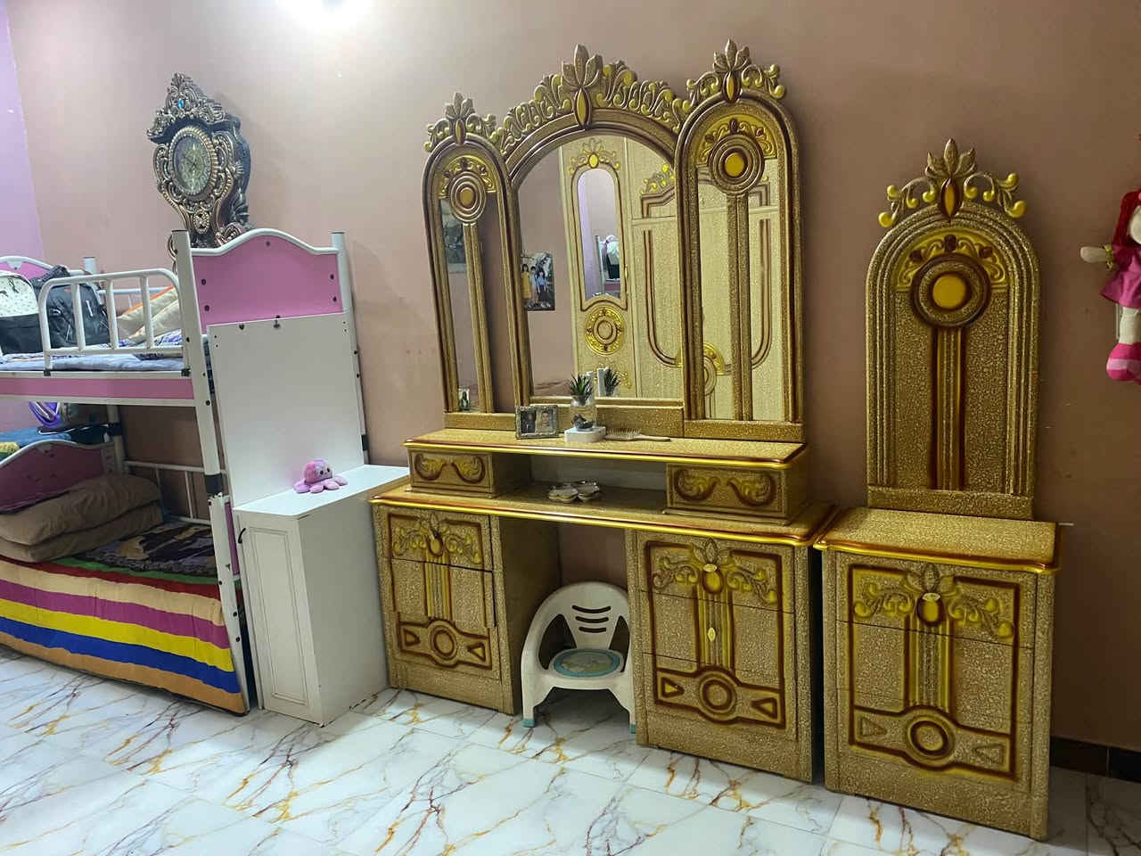 السلام عليكم 

غرفة اخشاب عراقيه صبغ حراري درجه اولى مع جربايه اطفال 
مكان بغداد العبيدي 

السعر مليون قفل 
***********
