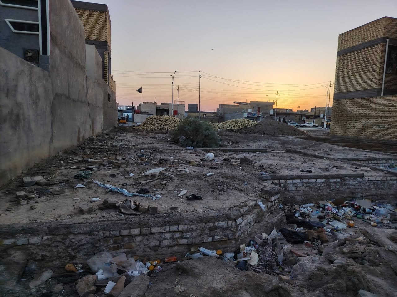 السلام عليكم قطعه مبنيه بتلو للبيع مساحتها 250 متر طابو صرف قريبة عله فوج الطوارئ وبضهرها شارع اربعين السايدين  وبيها خدمات عامه وشارعها تبليط للستفسار الاتصال عله الرقم ***********
