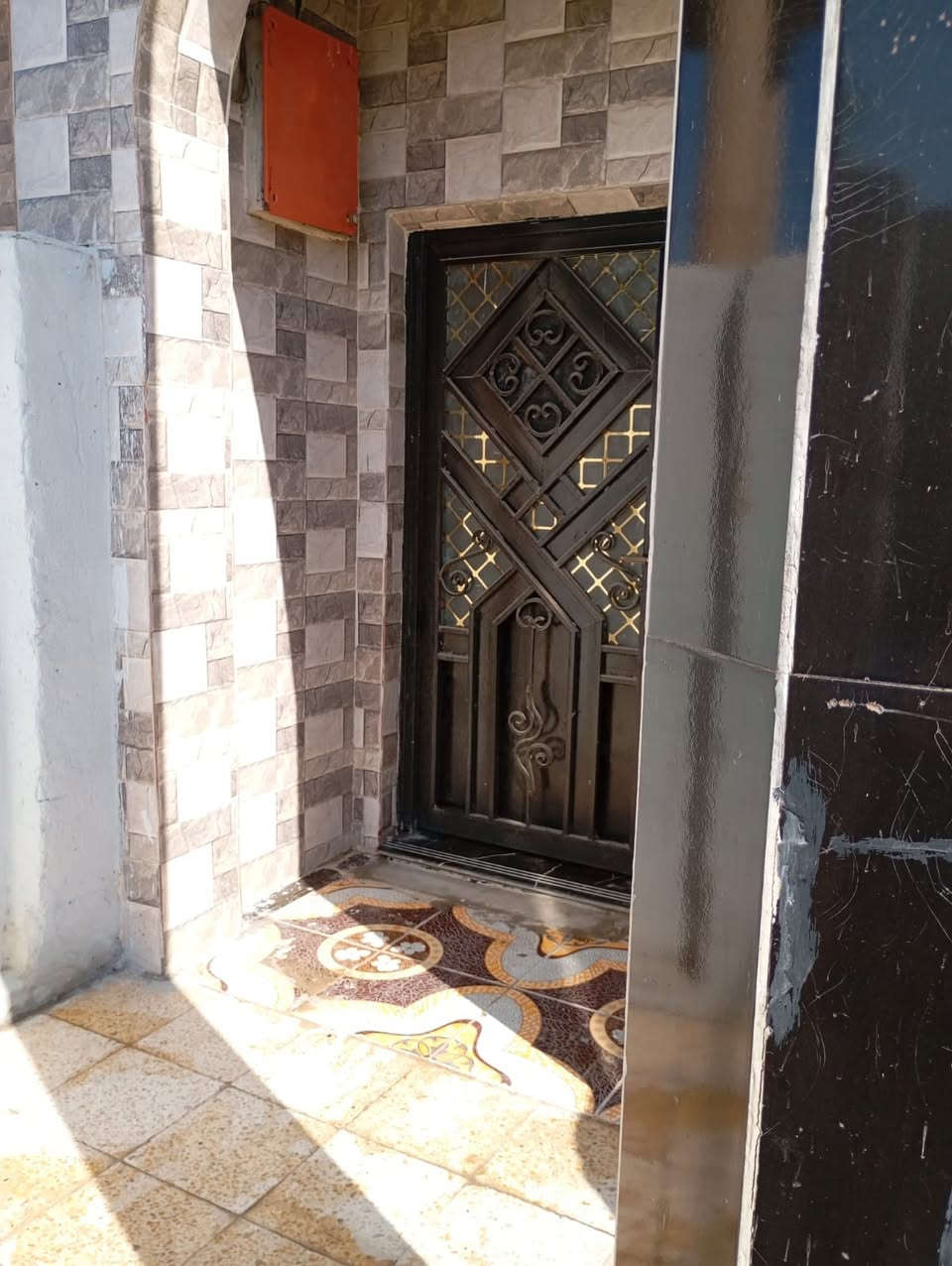 💡  فرصة استثمارية وسكنية ممتازة
(تستطيع سكن نصف وتأجير النصف الآخر فوراً ليعود عليك بوارد شهري ممتاز).
🏠 دار للبيع في الكوت - منطقة داموك (الطشاش) قرب مديرية المرور 🏠
الموقع والميزات العامة:
السند: طابو ملك صرف (باسم المالك وسكني - جاهز للتحويل الفوري)
المساحة الكلية: 200 متر مربع.
الموقع: تسلسل البيت العاشر عن الشارع العام (موقع هادئ وسهل الوصول).الشارع مقابل دائرة  المرور .
عرض الشارع: شارع عريض ومميز جداً بعرض 10 أمتار.
هيكل البناء: بناء عائلي متين وثقيل من الدرجة الأولى، البيت مرتفع ومحصن عن الشارع بسلم من 3 إلى 4 بايات، والنصفان مبنيان بحائط مشترك قوي ممتد على طابقين. البيت مصبوغ بالكامل بلون أوف وايت نظيف وجاهز للسكن.
تصميم الدار (نظام مشتملين منفصلين تماماً بسياج عازل وباب خارجي مستقل بعرض 1 متر لكل منهما):
النصف الأول (طابقين):
الطابق الأرضي: طرمة أمامية واسعة ومعزولة (5م × 5م)، صالة (4م × 5م)، حمام وتواليت مشترك (2م × 3م) مخدوم بممر، هول داخلي يحتوي على السلم وباب المنور الجانبي، مطبخ (4م × 5م) بتهوية ممتازة مع منور خلفي خاص.
الطابق الثاني: غرفتين نوم واسعتين (إحداهما مبنية فوق صالة النصف الثاني)، هول داخلي كبير، وباب يفتح على السطح الأول.
السطوح: مطبقة بالكامل بالشتايكر ومرتبة مع سلم للطابق الثاني.
النصف الثاني (طابق واحد معزول):
طرمة أمامية مستقلة ومرتبة (5م × 5م) وباب خارجي خاص، صالة (4م × 5م)، ممر يحتوي على حمام وتواليت مشترك (2م × 3م)، مطبخ (3م × 3م)، غرفة نوم (4م × 5م) مع باب على منور جانبي مخصص للتهوية.

📞 للاستفسار ومعاينة العقار تفضلوا بالمراسلة على الخاص (خاص الصفحة) أو الاتصال على الرقم: [***********].
