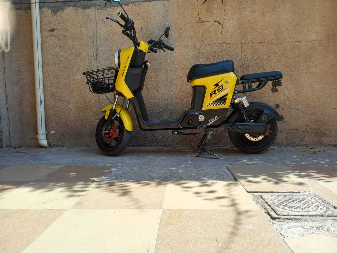 دراجة R9نظيفة جدا بطاريات نوع (ونلي) قبل اسبوع مشتريه السعر ٤٧٥ الف للاستفسار الاتصال على الرقم ***********
