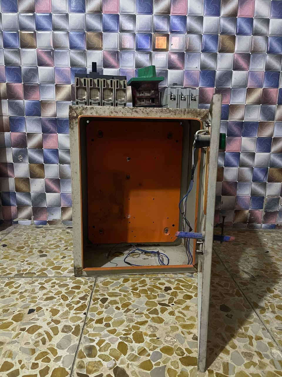 ضفيره  15 متر  3خطوط جديده السعر 25  الف
بورد حديد  10الاف
قاطع 250 امبير  السعر 50 الف 
قاطع 100  امبير + سلكتر السعر 25 الف 

البياع تقاطع درويش  ***********

