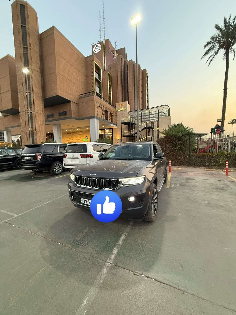 جيب كراند شيروكى اوفرلاند خليجي 2022 محرك 3.6 6 سلندر
مع نظام دفع رباعى 4X4. سيارة مال شركة هارلم
العداد 55 الف mi 
ناقل الحركة: اوتوماتيك 8 سرعات 
مكان سياره بغداد الجادرية
بيها بارد شويه خفيف جدا باب عكس سايق خلفيه موجوده بصوره 

‎المواصفات:
*نظام التعليق الهوائي (جكات)
*فتحة سقف بانوراما 
*الصندوق كهربائي بخاصية الفتح باستشعار القدم او البصمة
*ويل قياس 20 انج
*شاشة عرض لوحة القيادة على الزجاج الأمامي (داتا شو)
*شاشة التحكم الرئيسية لمس بنظام Uconnect 5 بقياس 10.1 انج مع نظام ملاحة
*شاشة القيادة الرقمية بقياس 10.25 انج
*رادار تفاعلي مع خاصية التوقف والانطلاق
*نقطة العمياء
*تحذير الخروج عن المسار
*نظام المحافظة على البقاء فى المسار
*نظام التعرف على اشارات المرور
*خاصية المساعدة على التوجية فى التقاطعات
*حساسات امامية وخلفية
*كاميرات 360 للرؤية المحيطية
*كاميرا رؤيا ليليه
*المرآة الداخلية مزودة بشاشة لعرض الكاميرا الخلفية
*مانع تصادم خلفى
*نظام القيادة شبه الذاتية
*مقصورة الركاب من الجلد
*المقاعدة الامامية كهربائية ومساج وذاكرة
*المقاعد الامامية مبردة ومدفأة
*المقاعد الخلفية مدفأة
*نظام ابل كار بلاى و اندرويد اوتو لاسلكي
*نظام صوتي فاخر 9 سماعات من ALPINE
*دخول ذكي (بصمة)
*نظام التشغيل عن بُعد
*مرايا خارجية قابلة للطي كهربائيًا مدفئة
*مصابيح أمامية أوتوماتيكية مع مصابيح نهارية وكشافات ضباب LED 
*نظام التحكم التلقائي في الضوء العالى
*دواسات جانبية
*ماسحات زجاج أمامي حساسة للمطر
*شاحن هاتف لاسلكي
*انماط قيادة متعددة رياضية وللطرق الوعرة
*وسائد امان هوائية أمامية/جانبية/ خلفية.

رقم صاحب السيارة 
***********
سعر 38.000بيها مجال بسيط جدا
