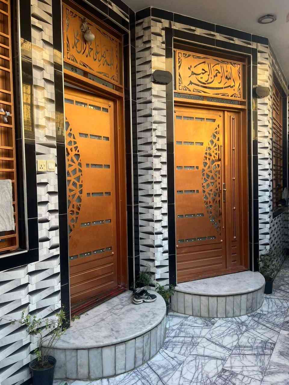 السلام عليكم بيت قطاع 72 المساحه 144 بيت كامل مواصفات قريب على ساحه يكون فرع تفاصيل البيت غرفه جوه واربع غرف فوق البيت ساحب عليه اسكان تريد انت تسدد الاسكان او اني اسدد الاسكان ماكو اي مشكله الاستفسار ***********
