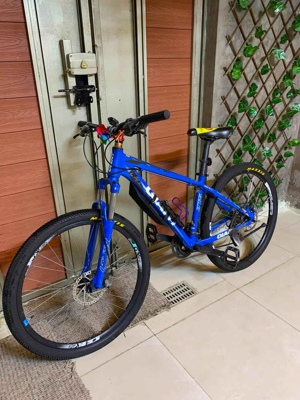 🚲 للبيع: بايسكل جبلي جاينت (GIANT) أصلي - بحالة ممتازة🟦

جبلي (Mountain Bike) هاردتيل.⛰️

 (الفريم): ألمنيوم خفيف جداً وقوي (Aluxx Aluminum)، تصميم هيدروليكي مريح للمسافات الطويلة.✅

(الإطارات): تايرات أصلية ماركة Maxxis (ماكسس)✅

ويلات ألمنيوم دبل وول ديسك (Giant GX28)، قوية وتتحمل الصدمات.✅

منظومة سرعات متعددة (شفترات شيمانو) مع دنديل ثلاثي أمامي يوفر سلاسة تالية🟥

(المساعد الأمامي): مساعد أمامي (Fork) يمتص الصدمات بشكل ممتاز، يمنحك راحة كاملة بالمطبات🟦

حجم(27.5)

سعر300 الف

العنوان بغداد مدينة الصدر
للتواصل ***********
