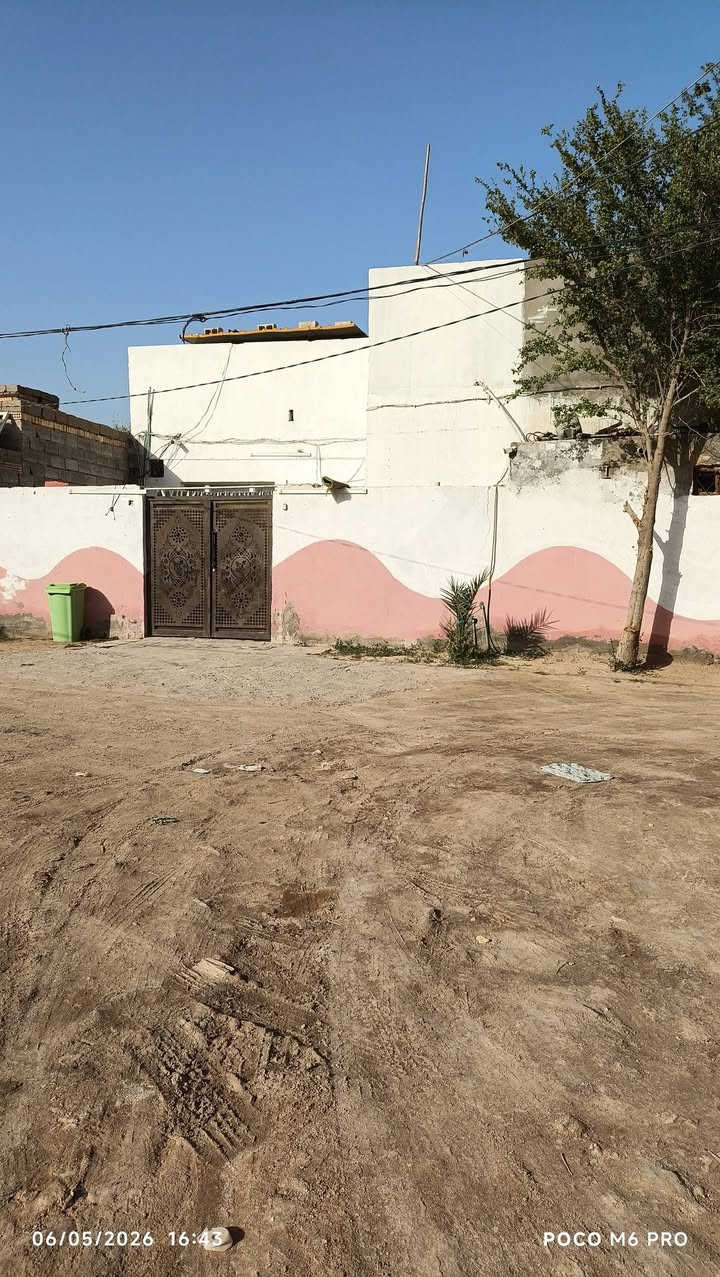 بيت للبيع 150 متر متكون من طارمه واستقبال وصاله وغرفتين ومطبخ وصحيات داخليه وخارجيه وغرفه فوك كاشي سيراميك مرتب ونضيف الاستفسار اكثر لاتصال ع الرقم *********** من تتصلون كولو من قبل ياحسين ياحسين ياالله يارزاق

نص مكتوب في الصور:
- 06/05/2026 16:43 POCO M6 PRO