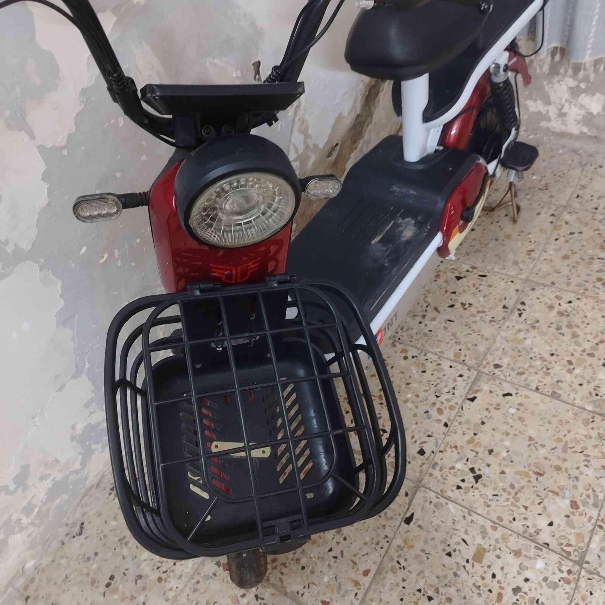 سلام عليكم شباب دراجه شحن جديد حجم 14 نظيفه وا بطاريات على فحص كامله وا مكمله سعره 250 بيه مجال حك جيه عنواني بغداد جميله شارع خير الله رقمي ***********
