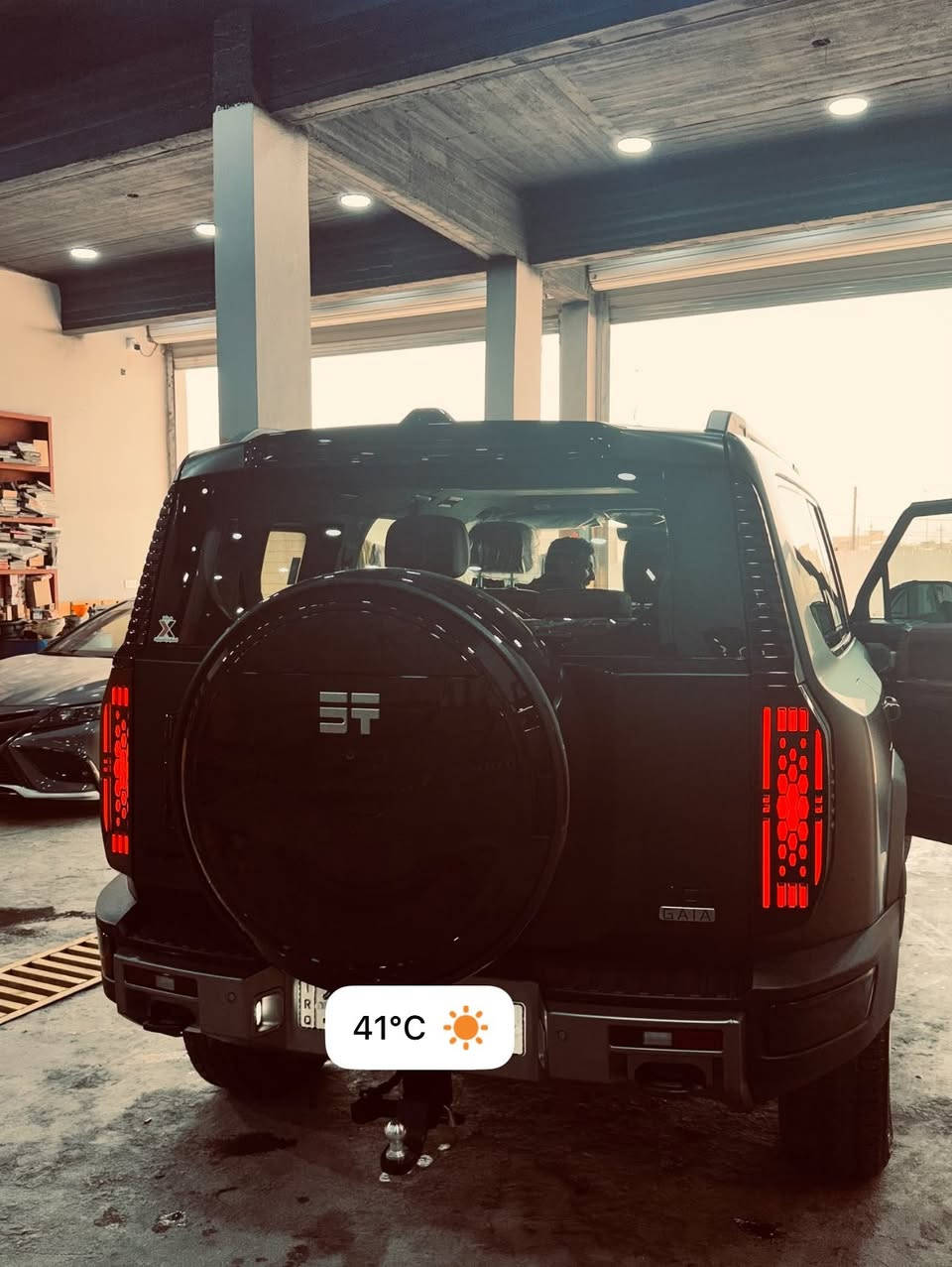 السلام عليكم
جيتور G700 - 2026 Premium بريميوم اعلى فئه بل G700

العداد 4000 بعدها شبه الزيرو 

مغلف : 💯 PPF

عنوان بغداد 

سعر : 75/000مليون 

الهاتف : ***********

* محرك 2.0 تيربو + نظام هايبرد PHEV بقوة 904 حصان.

* دفع رباعي ذكي AWD.

* 6 مقاعد (2+2+2) كابتن بالصف الثاني.

* شاشة عدادات 35.4 إنج.

* شاشة وسطية 15.8 إنج.

* Apple CarPlay و Android Auto.

* نظام صوت Lexicon بـ 18 سماعة.

* تبريد وتدفئة ومساج للمقاعد الأمامية.

* شحن لاسلكي 50 واط.

* كاميرات 540 درجة مع رؤية تحت السيارة.

* مثبت سرعة راداري متكيف.

* مساعد الحفاظ على المسار.

* فرملة طوارئ أوتوماتيكية.

* Tank Turn (اللف بمكان السيارة تقريباً).

* Crawl Mode للأوفرود.

* عمق خوض ماء 900 ملم.

* تعليق هوائي Air Suspension مع تحكم بالارتفاع. citeturn0search2turn0search1

ومن الشغلات الحلوة أيضاً:

* ثلاجة داخلية.

* عطر مدمج للمقصورة.

* تحكم صوتي لأربع مناطق داخل السيارة.

* فلتر هواء CN95.

* باب شنطة كهربائي.

* Matrix LED Headlights
