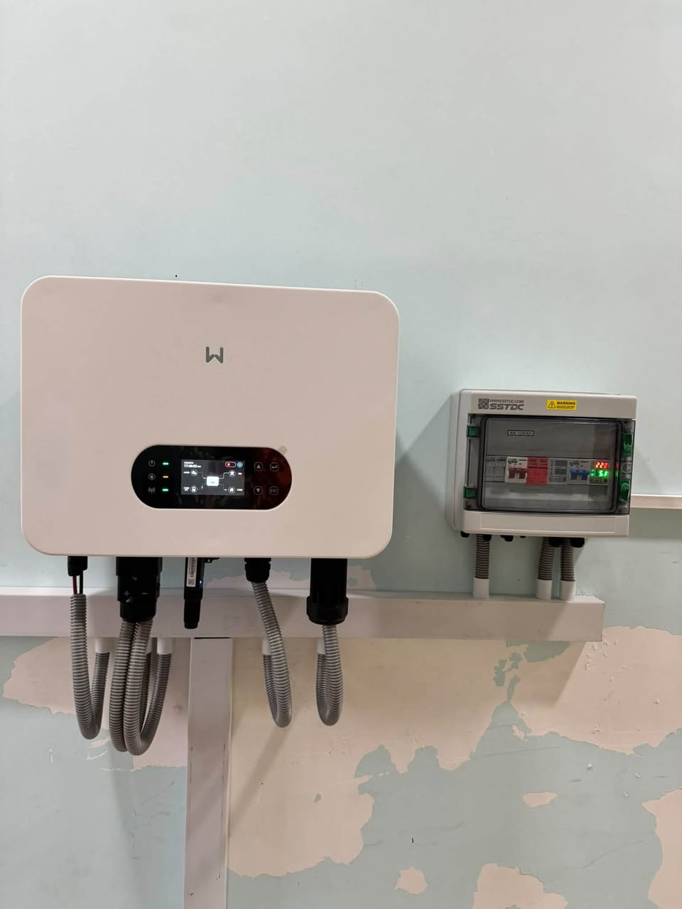 ☀️⚡ منظومة جديدة تضاف إلى أعمال مكتب الطاقة المستدامة

نواصل تنفيذ منظوماتنا باختيار مكونات موثوقة والاهتمام بأدق تفاصيل التركيب، لأن جودة المنظومة تبدأ من اختيار الجهاز… وتكتمل بدقة التنفيذ.

⚡ انفيرتر GoodWe بقدرة 6 kW – IP66
🔋 بطاريتان GoodWe سعة 5.12 kWh لكل بطارية — بإجمالي 10.24 kWh
☀️ 6 ألواح شمسية عالية الكفاءة
🏗️ هيكل ميكانو ثقيل لثبات ومتانة أعلى
🛡️ تنفيذ وحمايات وفق الأصول الفنية
🛠️ متابعة وخدمة ما بعد البيع

من التصميم واختيار المكونات إلى التركيب والتشغيل… نهتم بالتفاصيل حتى نسلّم زبوننا منظومة نعتمد عليها قبل أن يعتمد عليها.

📍 مكتب الطاقة المستدامة
الكوت – الخاجية – شارع 40
📞 ***********

جودة في المكونات… دقة في التنفيذ… وثقة تستمر بعد البيع.
