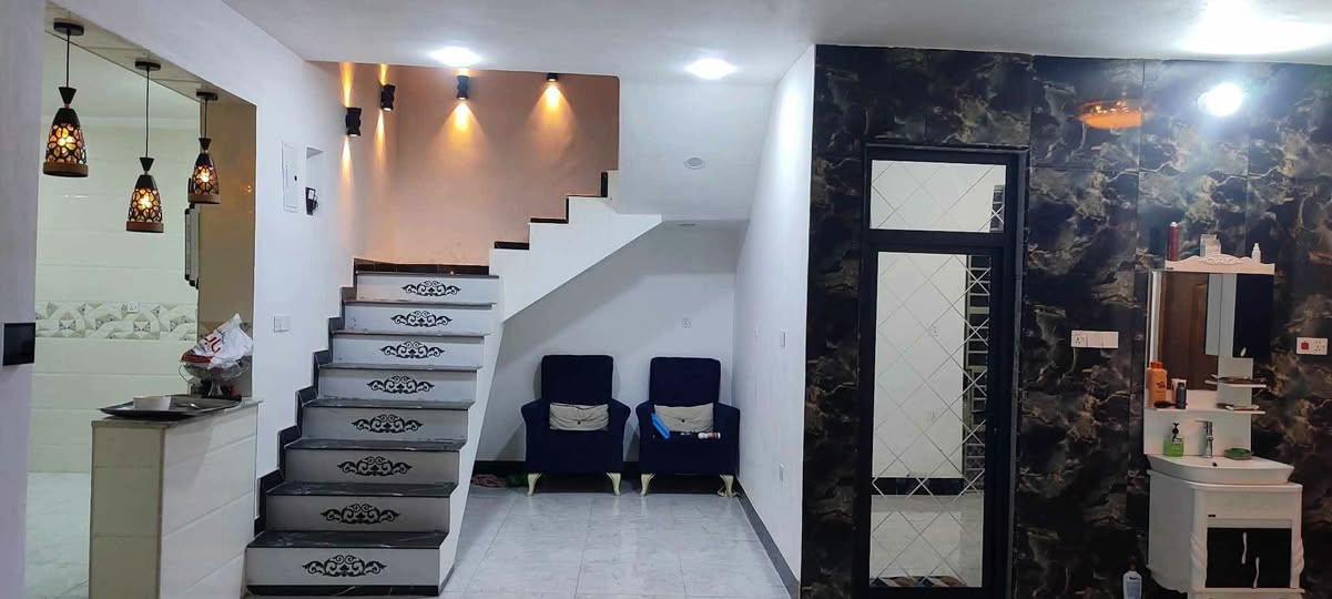 بيت للبيع في حي الحكيم نزلت السكله
مساحه 260 م عالي عن الشارع مرقم بالبلدية
بناءه طابوق السقف صب الارض رفته
يحتوي على غرفتين نوم وصحيات داخليه وخارجيه غربي وشرقي مخزن بالبيتونه مناوره 2
غاز تأسيس بواري مساحه البناء 190 م
والباقي طرمه وحديقه
