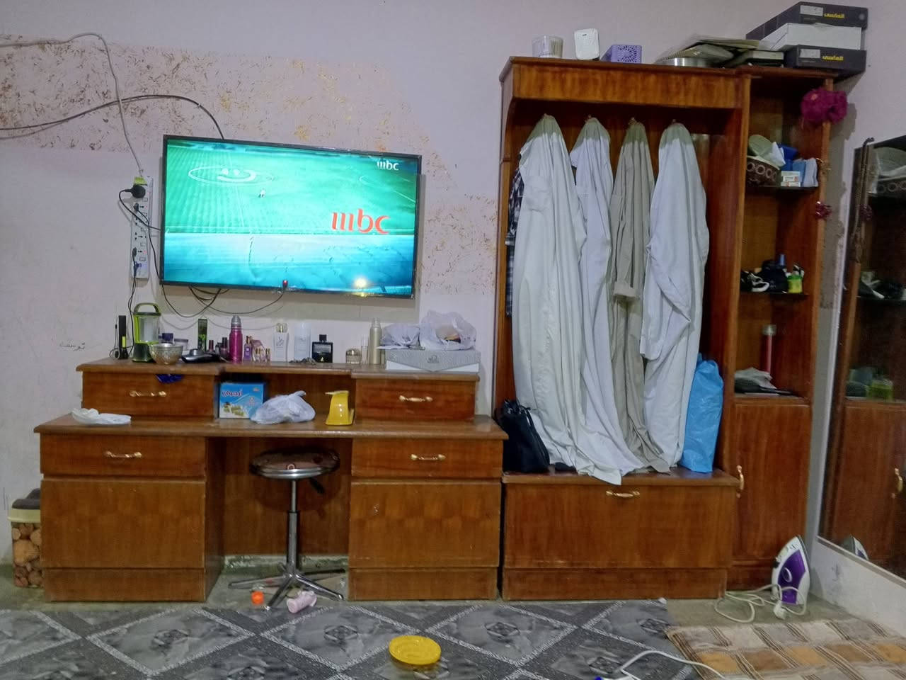 السلام عليكم عرفه نوم للبيع حطاطه ثقيل بس تحتاج مرايه نكسرت بنقل نوعه قوي السعر ٧٥٠ وبيه مجال المكان الحي العسكري قرب ساحت الغاز ***********
