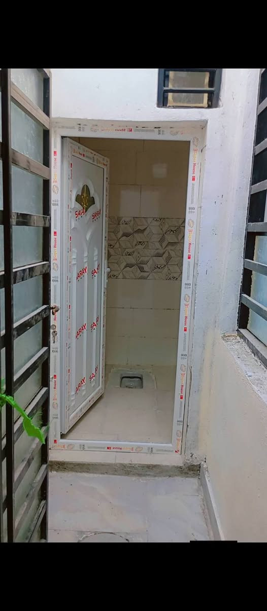 دار مساحه 100متر طابق ونص ثلاث غرف نوم صاله مطبخ استقبال مجموعه صحيه داخلي وخارجي بناء جديد طابوق نهروان صب كونكريت مركزي سيراميك بورسلين شارع سكلة الكرعاوي زراعي حي ميسان يم مولد صدام خدمات كامله شوارع واسعة تبليط منطقة راقيه جدا استفسار اكثر *********** السعر ٤١مع المجال  قليل

