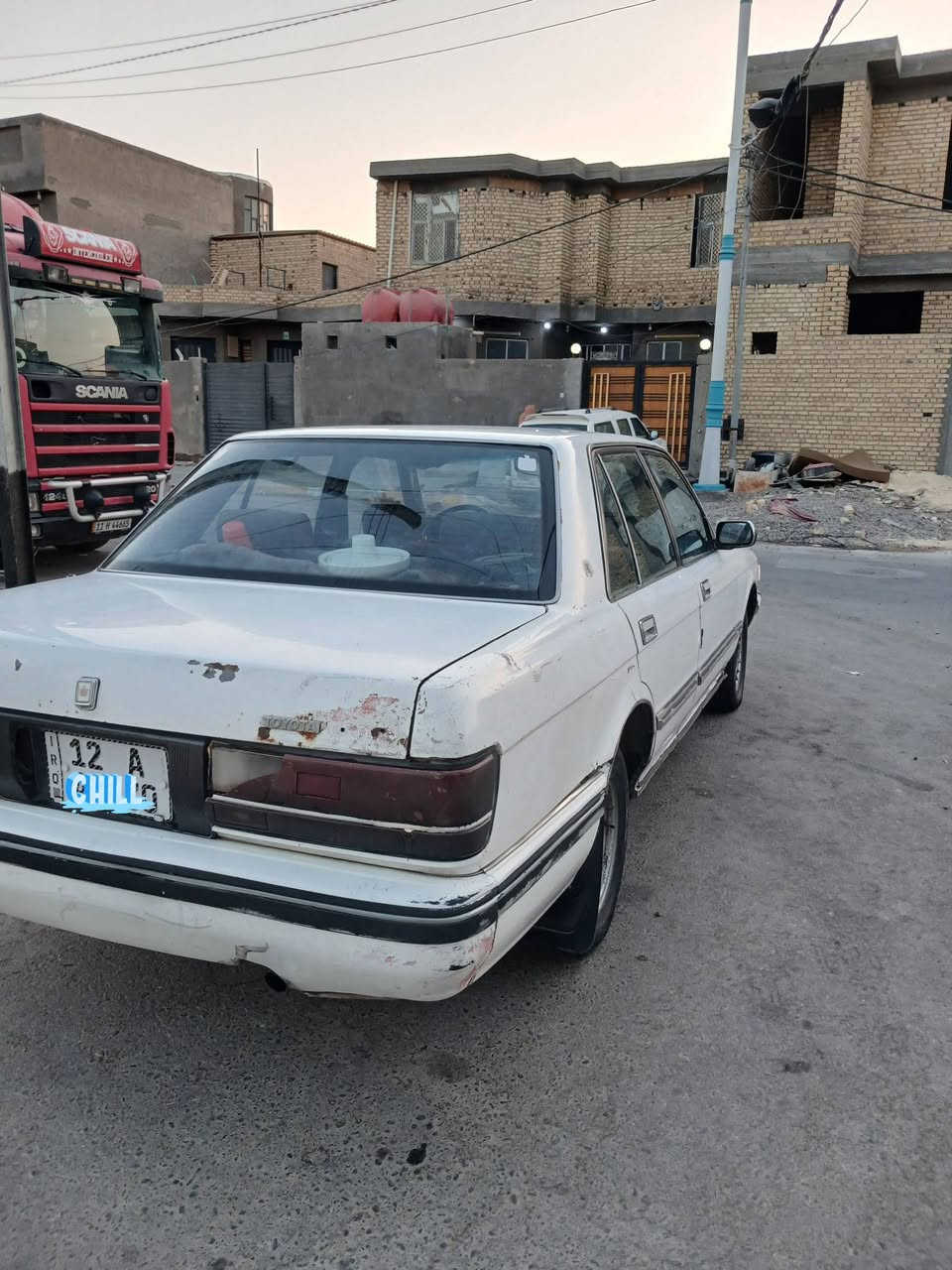 السلام عليكم سيدان للبيع بأسمي سنويه وهزه جديد انكليزي ل31 مداور ثاني يوم موديل 1988 بلاديه شوف العين كير مكينه كفاله نواقصها بسيطه بالنسبه للكماليه اما السياره ترايك لسعوديه مكانها سماوه سعرها 35  هاتف ***********

نص مكتوب في الصور:
- CHILL