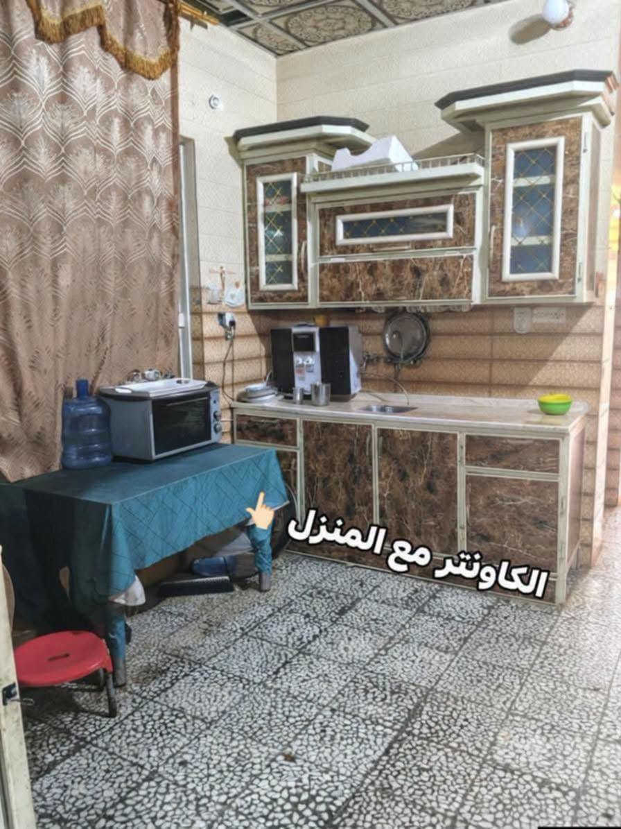 يالله دار  رهينه رهينه  المساحه 100متر🏣
العنوان كوفه حي ميسان شارع الشيوخ قرب سكلت رعد 
 
سنتين وقابل التجديد طابوزرعي سند 25

شارع تبليط  10متر  ويه البت كاونتر وثلاجه وماطور ماي 

أساس صب سقف صب بناء طابوك سماوه 

يحتوي ع غرفه  وستقبال ومطبخ وصاله  وتخاريج داخليه وخارجيه 

الستفسار تصل ع رقم ***********وتساب. يوجد كافت

 المساحت الزرعيه

نص مكتوب في الصور:
- المدخل
- استقبال
- صاله
- الكاونتر مع المنزل
- حمام خارجي وحوش
- غرفه
