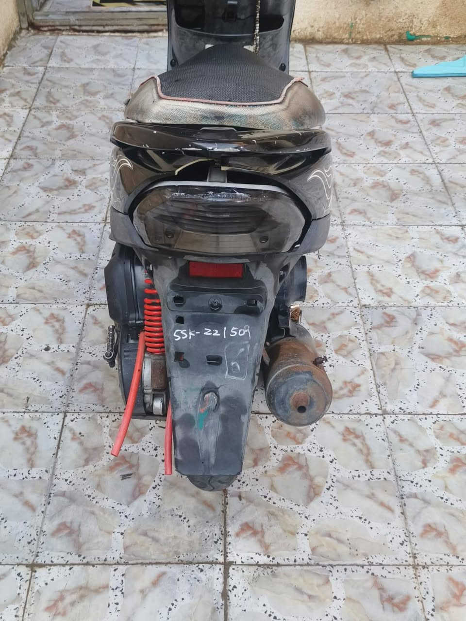 سلام عليكم شباب دراجه ماكس عدله هندر واحد هاي كبال ععينك شوفه ونقصه قمجي. بريك خلفي. و بللك. مميكلفن 10 كهربائيات. شغاله 
 مكاني بغداد الزعفرانيه. رقم *********** 
السعر 450
