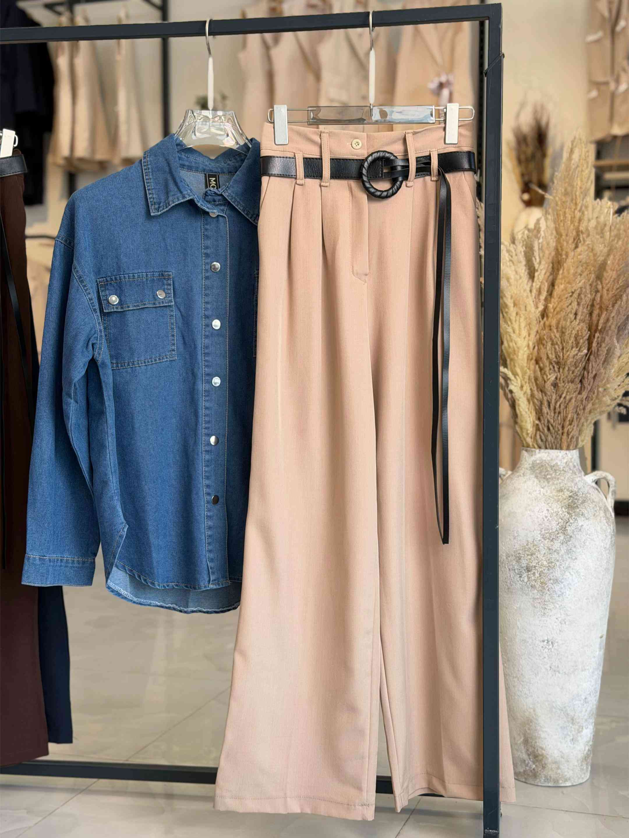 🔥 تنسيقات تجمع الأناقة والتميز بكل تفاصيلها 😍 👖 الكيلوت القماش: 17,000 دينار 📏 القياسات: من 38 إلى 46 👔 قميص الجينز: 16,000 دينار 📏 القياسات: M - L - XL اختاري تنسيقتج المفضلة وخلي إطلالتج تحچي عنج ✨ #مجمع_كوين_فرع_الموصل 📩 راسلونا للطلب والاستفسار  العنوان : الموصل - حي النجار - مقابل تودي مون هاتف 📞 : *********** 🚚 خدمة توصيل متوفرة لكل العراق
