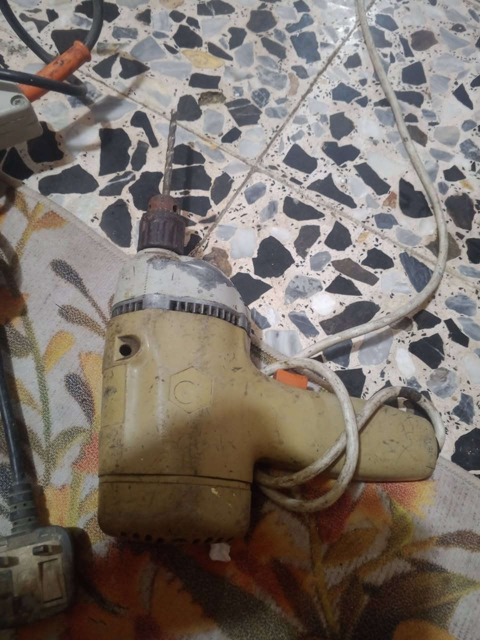 كوسره +دريلين واحد ضعيف ولبقيه شغال كلهن 60توصيل ما عندي بغداد حي السفير ***********
