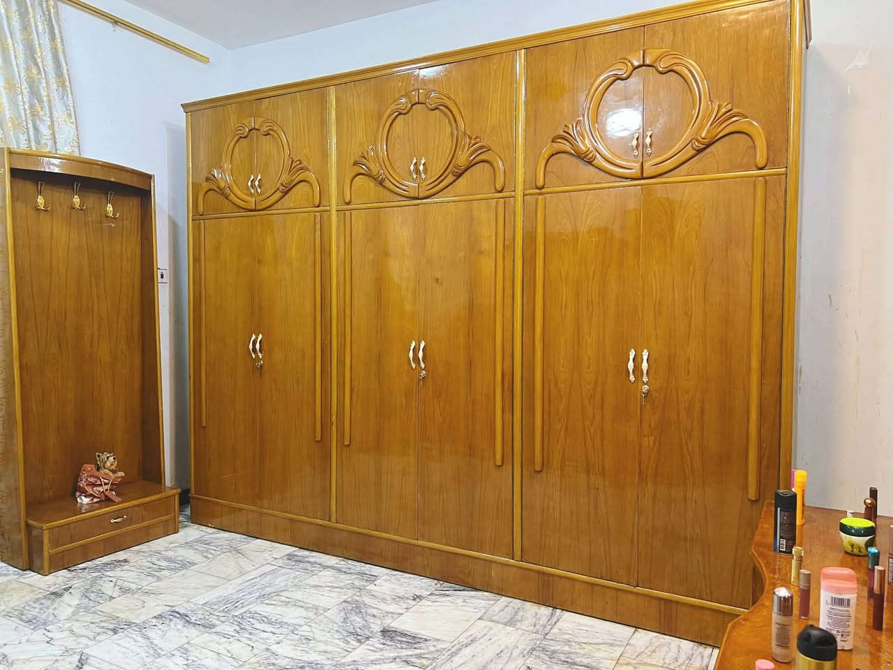 غرفة نوم تسكام صاج داخل وخارج شغل ضهر جرجوبه خمسه ملم استعمال قليل مابيها اي ضرر مكاني حلة حي الجزائر ***********. ***********
