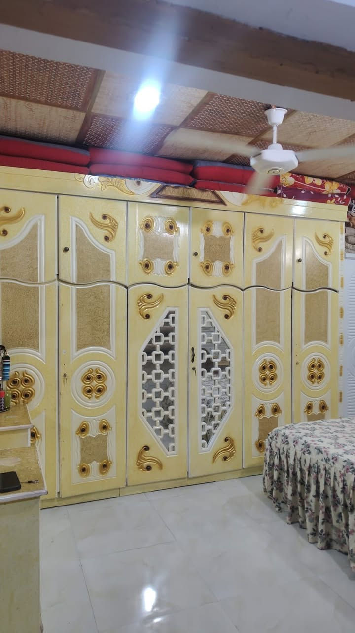 السلام عليكم غرفه اخشاب عراقي كامله مع الملحقات جديده نظيفه مستخدم شي قليل تقريباً سنه  الهاتف : ***********
